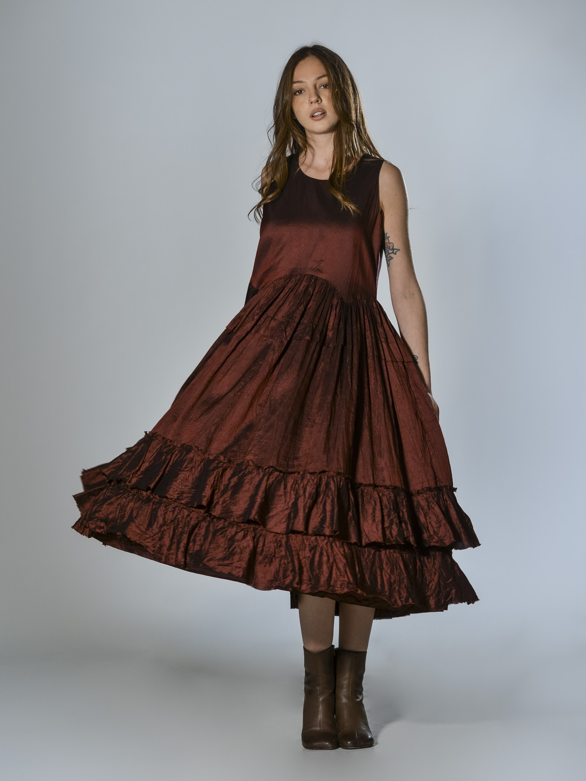 Abito lungo bordeaux in seta con superficie stropicciata, senza maniche con girocollo ampio e linea svasata Christian Peau