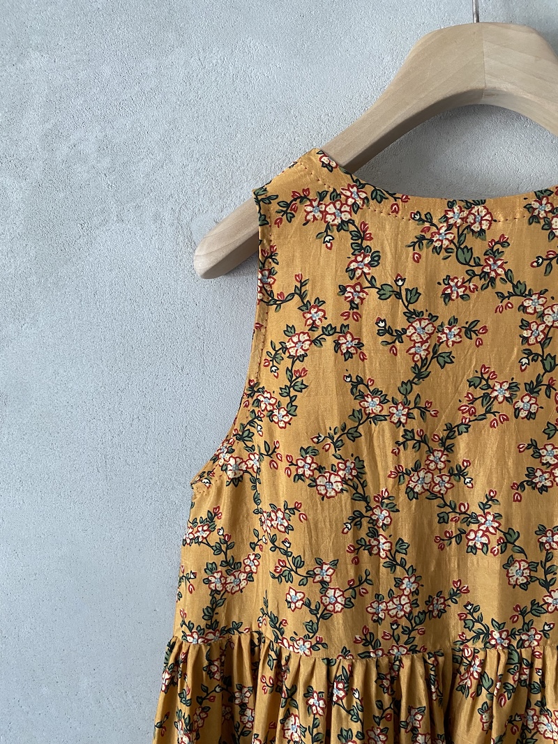 Abito lungo giallo in seta con stampa floreale dalla linea ampia Maku 1