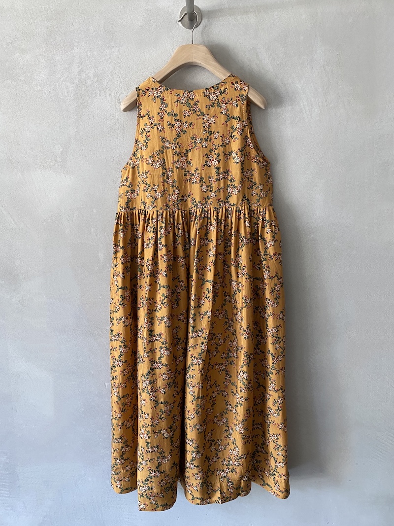 Abito lungo giallo in seta con stampa floreale dalla linea ampia Maku 2