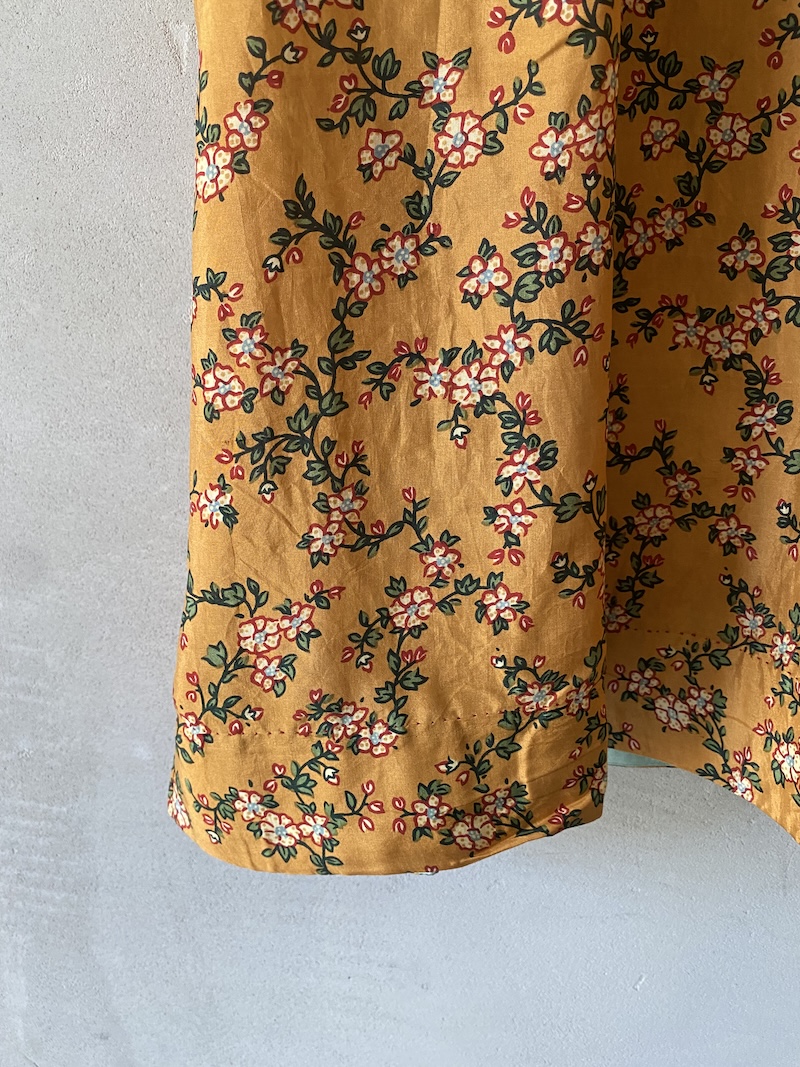 Abito lungo giallo in seta con stampa floreale dalla linea ampia Maku 3