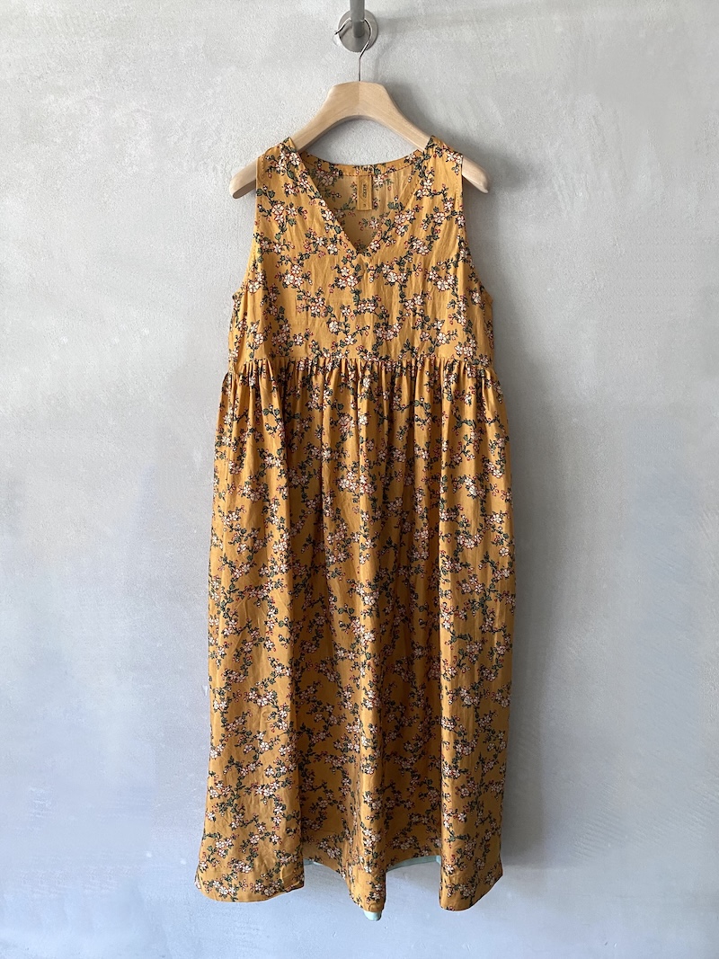 Abito lungo giallo in seta con stampa floreale, scollo a V e linea ampia arricciata sotto il seno, senza maniche Maku