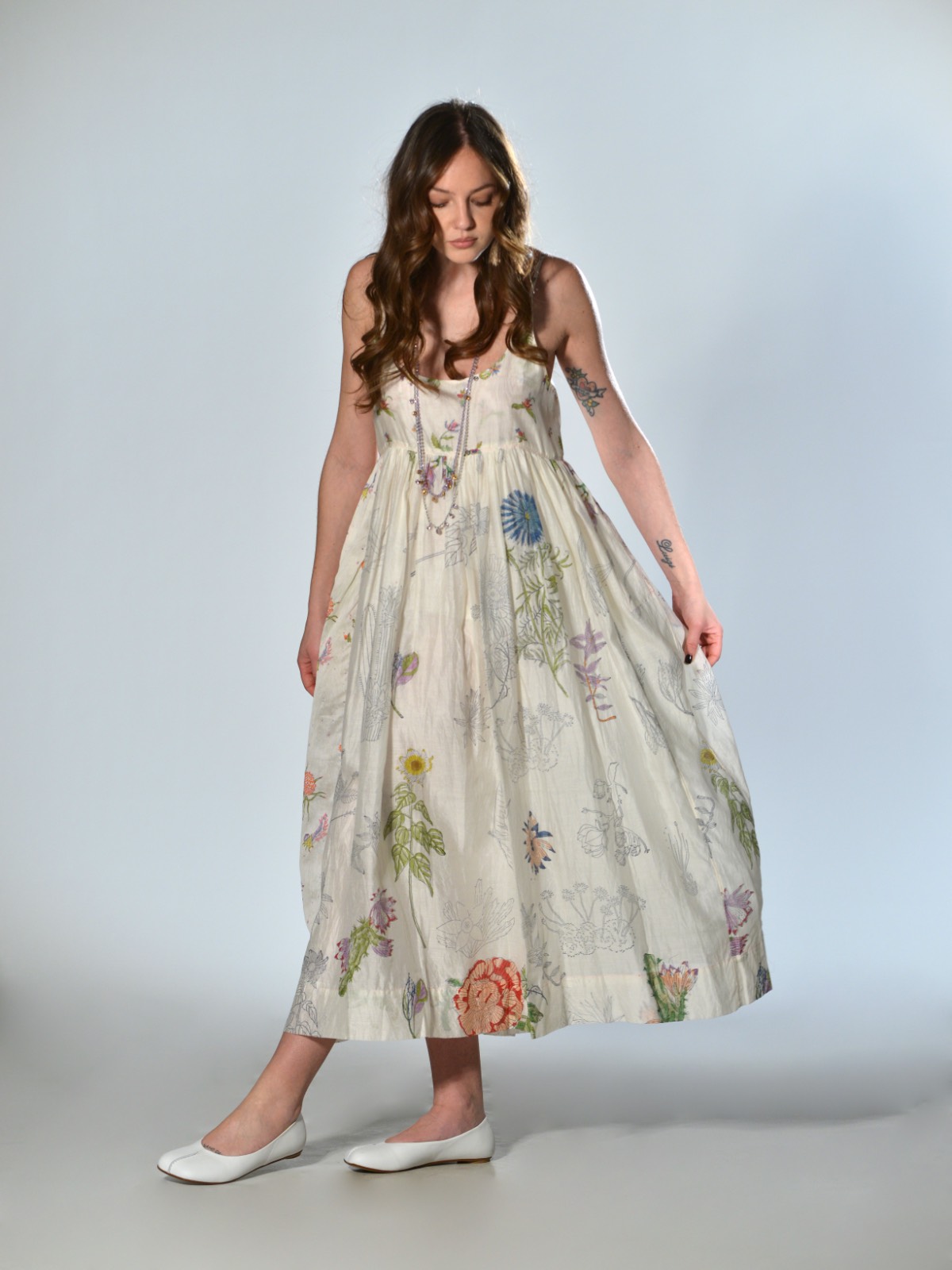 Abito lungo in cotone e seta con stampa floreale realizzata a mano con tecnica block print, scollo arrotondato e spalline sottili regolabili colore block print - INJIRI