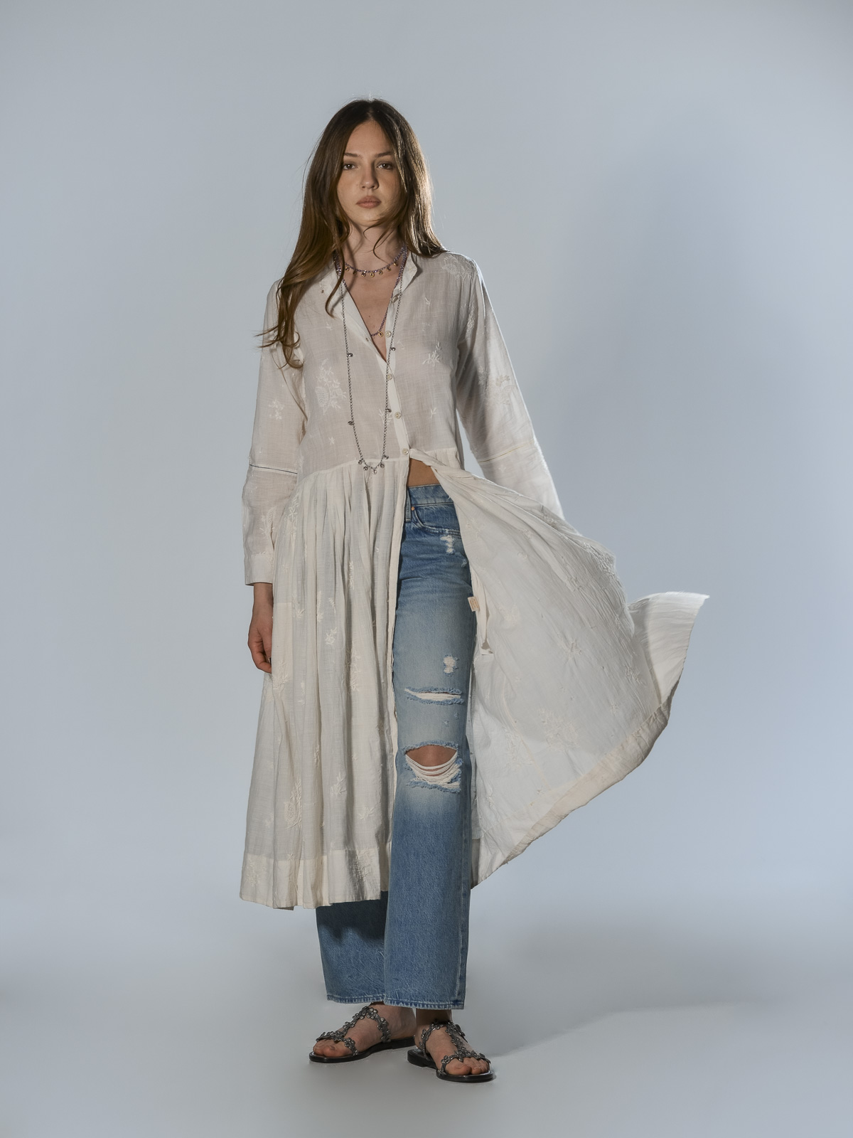 Abito lungo in cotone leggero ricamato a mano con motivi floreali tono su tono, scollo rotondo con piccolo colletto e manica lunga colore beige - INJIRI