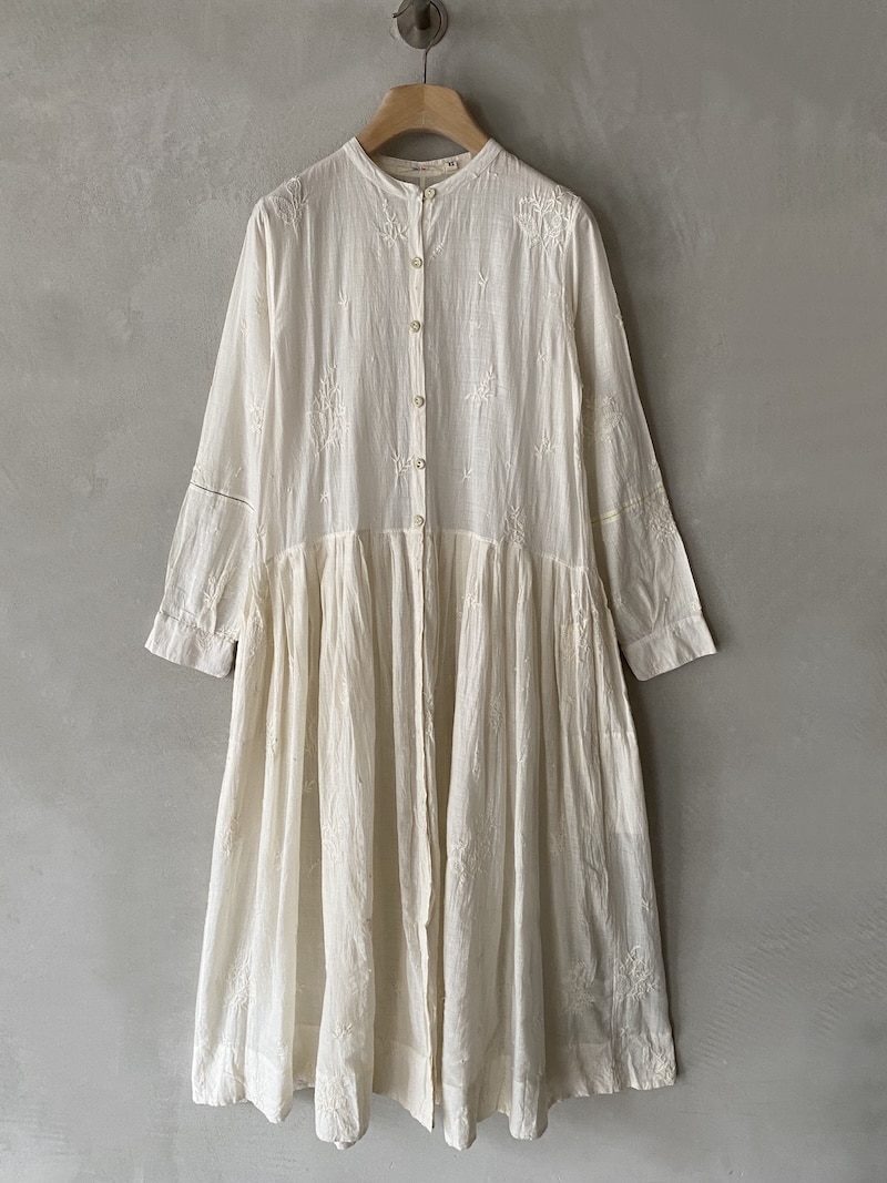 Abito lungo in cotone leggero ricamato a mano con motivi floreali tono su tono, scollo rotondo con piccolo colletto e manica lunga colore beige - INJIRI