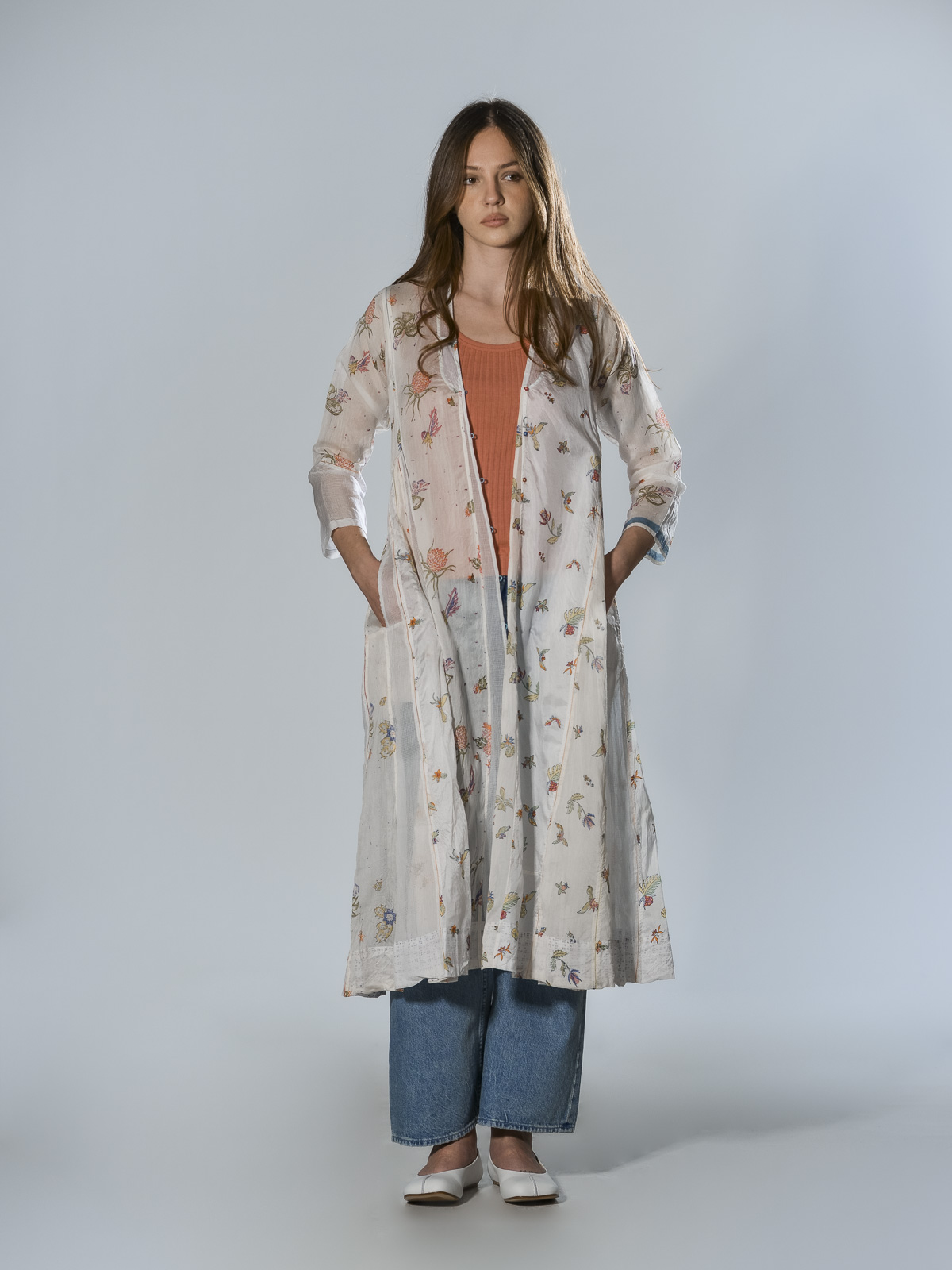 Abito lungo in seta e cotone stampato a mano con tecnica block print, scollo a V con bottoni, manica lunga e pannelli verticali con ricamo a giorno colore block print - INJIRI