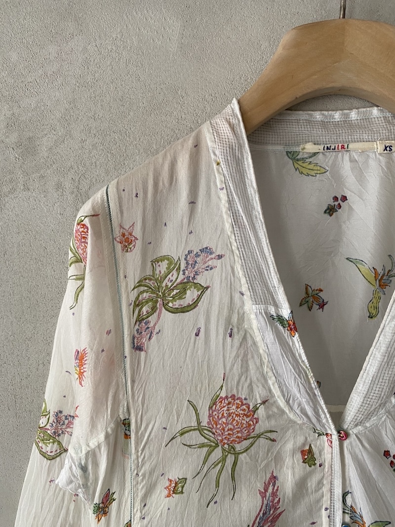 Abito lungo in seta e cotone block print stampato a mano con scollo a V e pannelli con ricamo a giorno - INJIRI 2