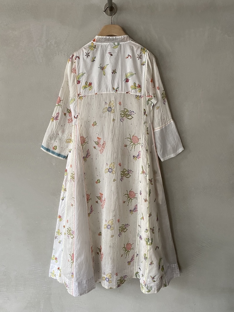 Abito lungo in seta e cotone block print stampato a mano con scollo a V e pannelli con ricamo a giorno - INJIRI 3