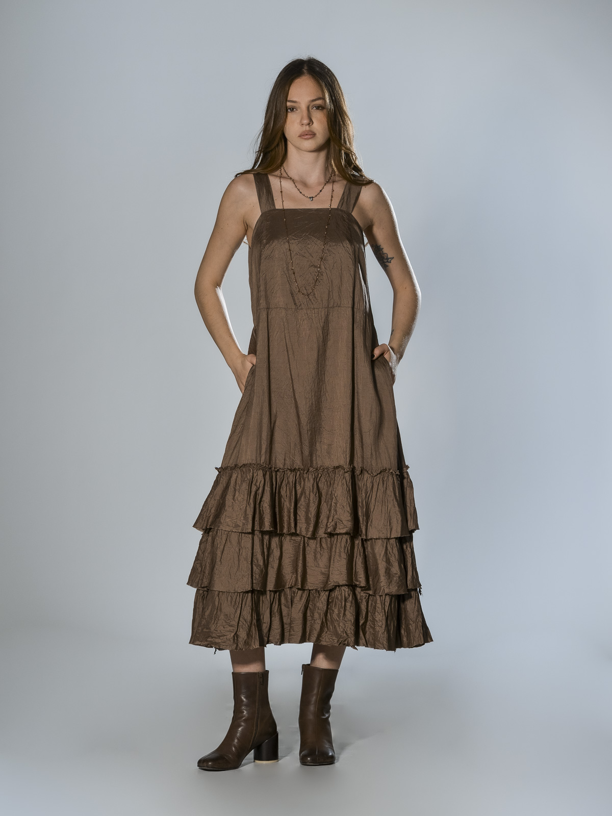 Abito lungo marrone chiaro in seta con superficie stropicciata, scollo dritto e spalline larghe, linea svasata Christian Peau