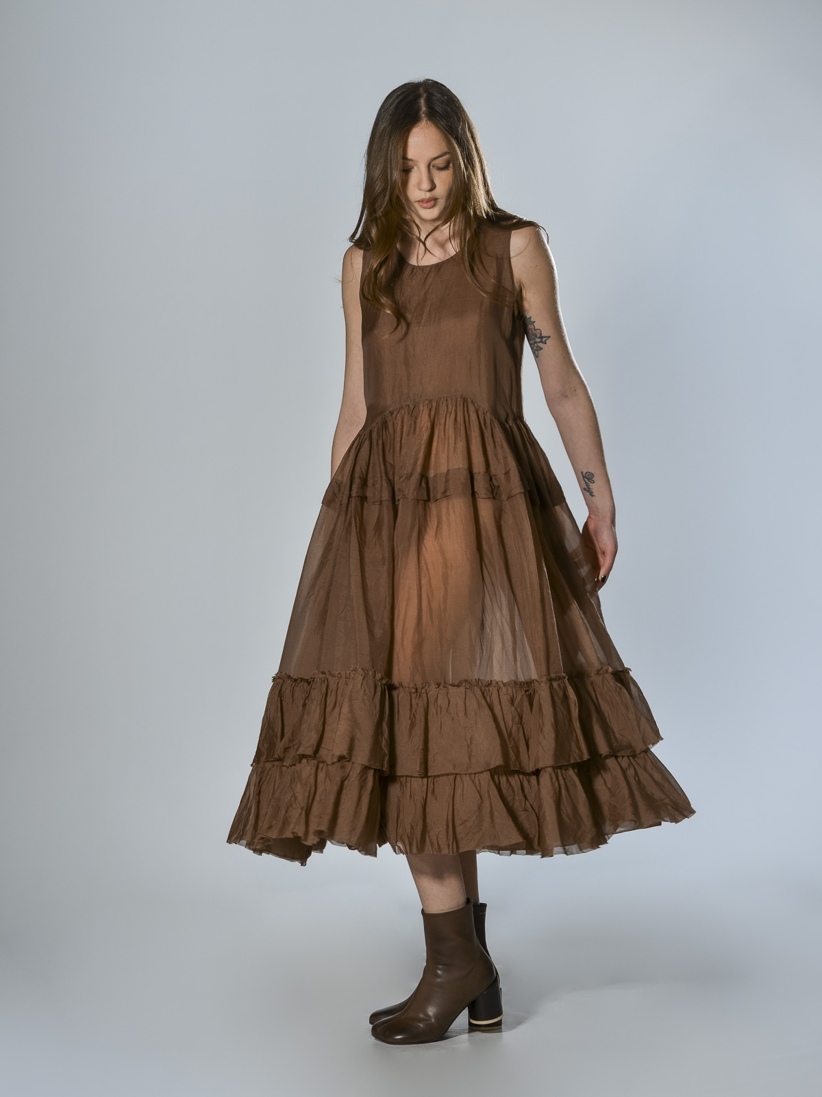 Abito lungo marrone in organza di seta con superficie stropicciata, senza maniche con girocollo ampio e linea svasata Christian Peau