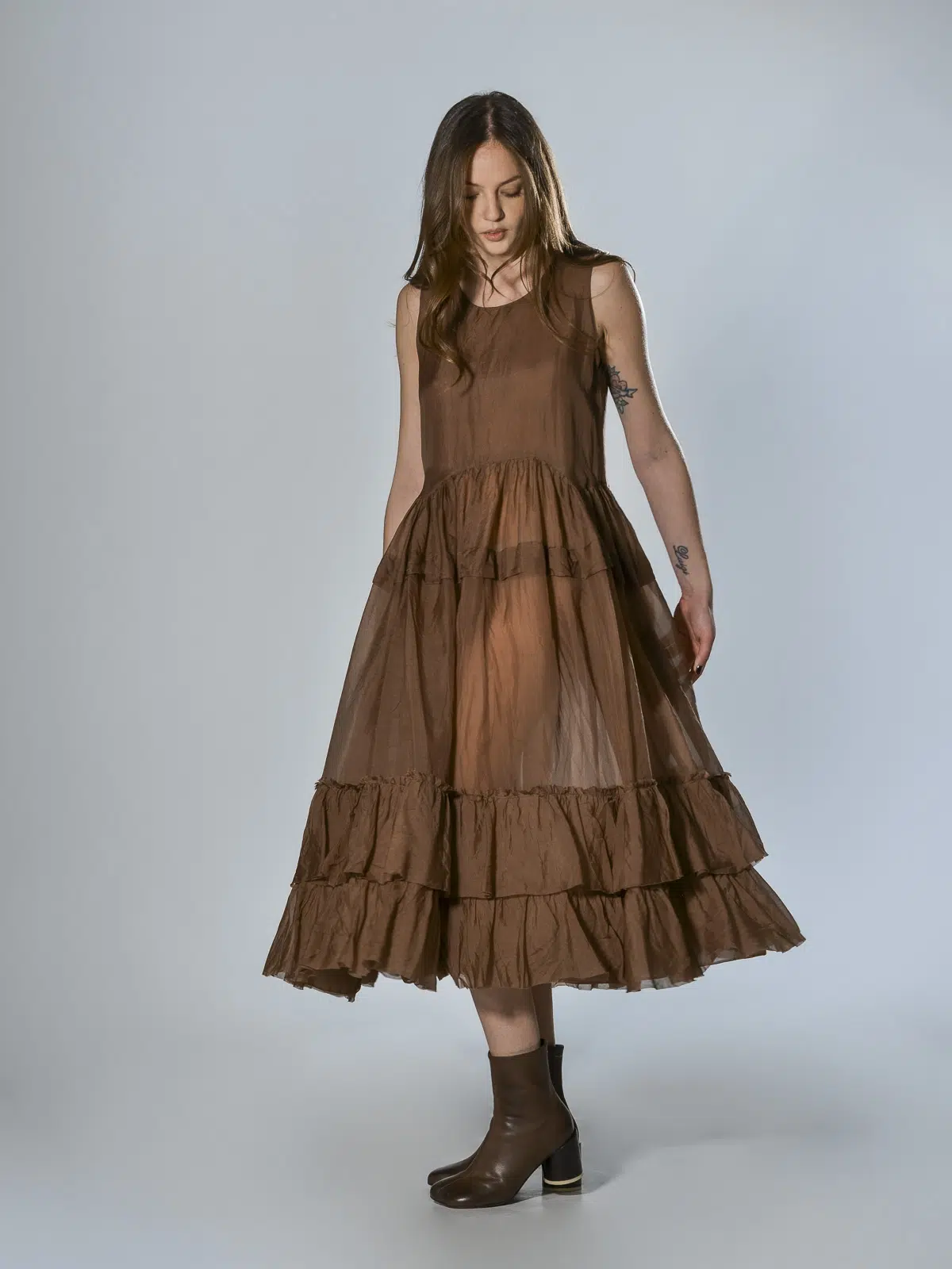 Abito lungo marrone in organza di seta con superficie stropicciata, senza maniche con girocollo ampio e linea svasata Christian Peau
