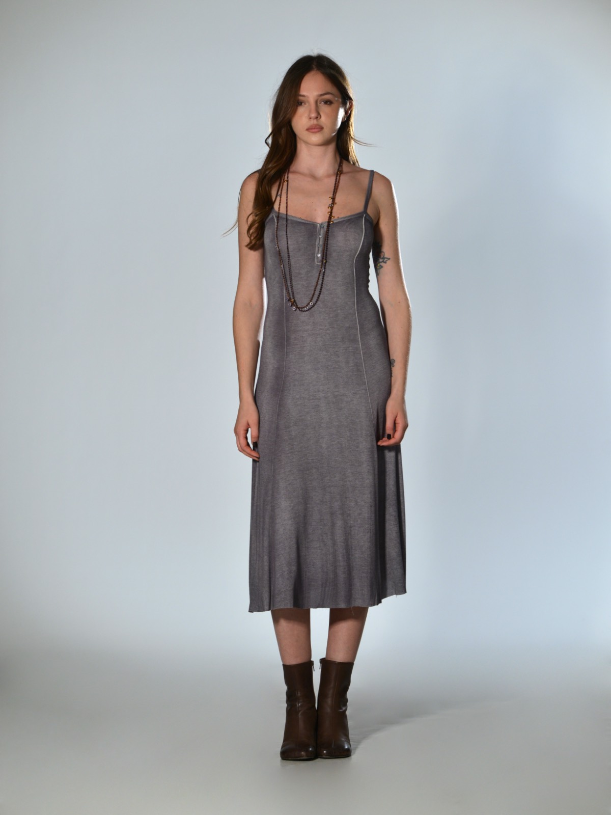 Abito lungo nero lavanda in jersey di viscosa elasticizzata spruzzato a mano con aerografo, scollo a V con bottoni e spalline regolabili, linea svasata Avant Toi