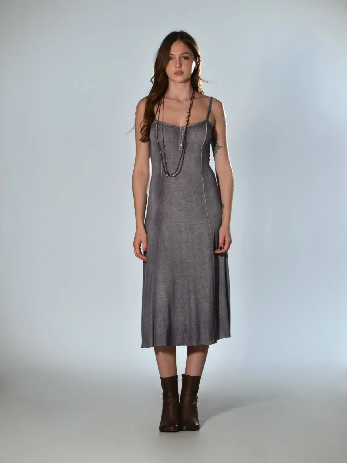 Abito lungo nero lavanda in jersey di viscosa elasticizzata spruzzato a mano con aerografo, scollo a V con bottoni e spalline regolabili, linea svasata Avant Toi