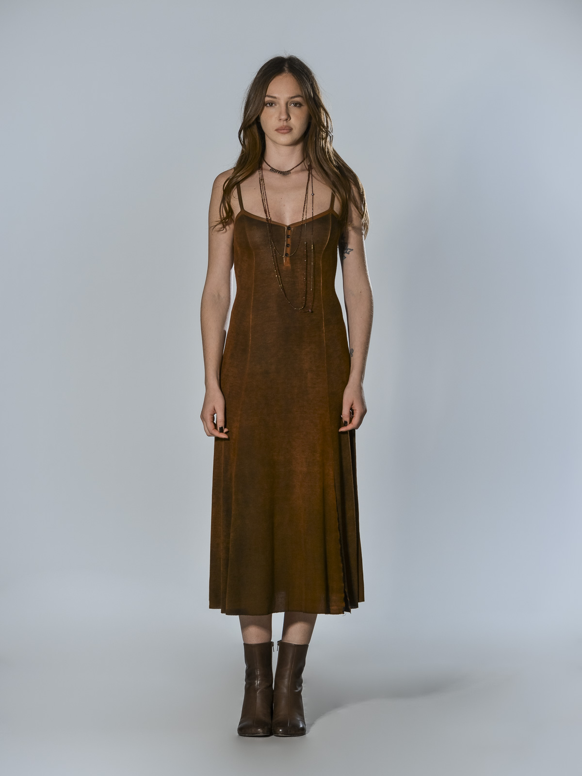 Abito lungo nero ruggine in jersey di viscosa elasticizzata spruzzato a mano con aerografo, scollo a V con bottoni e spalline regolabili, linea svasata Avant Toi