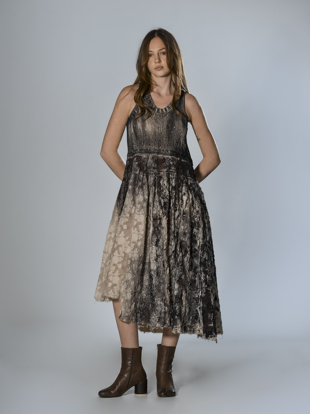 Abito lungo svasato hand painted in cotone con corpetto traforato e gonna devoré floreale SERIE NUMERICA