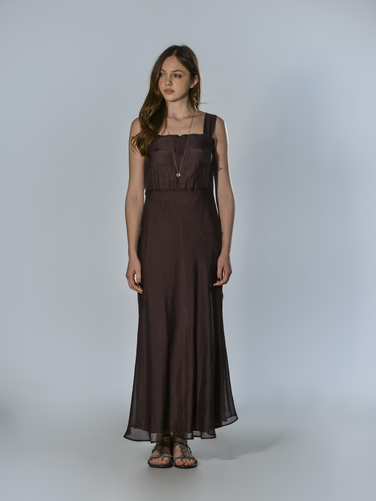 Abito marrone in seta foderato con scollo dritto e spalline larghe, linea svasata e cintura sul retro Minina