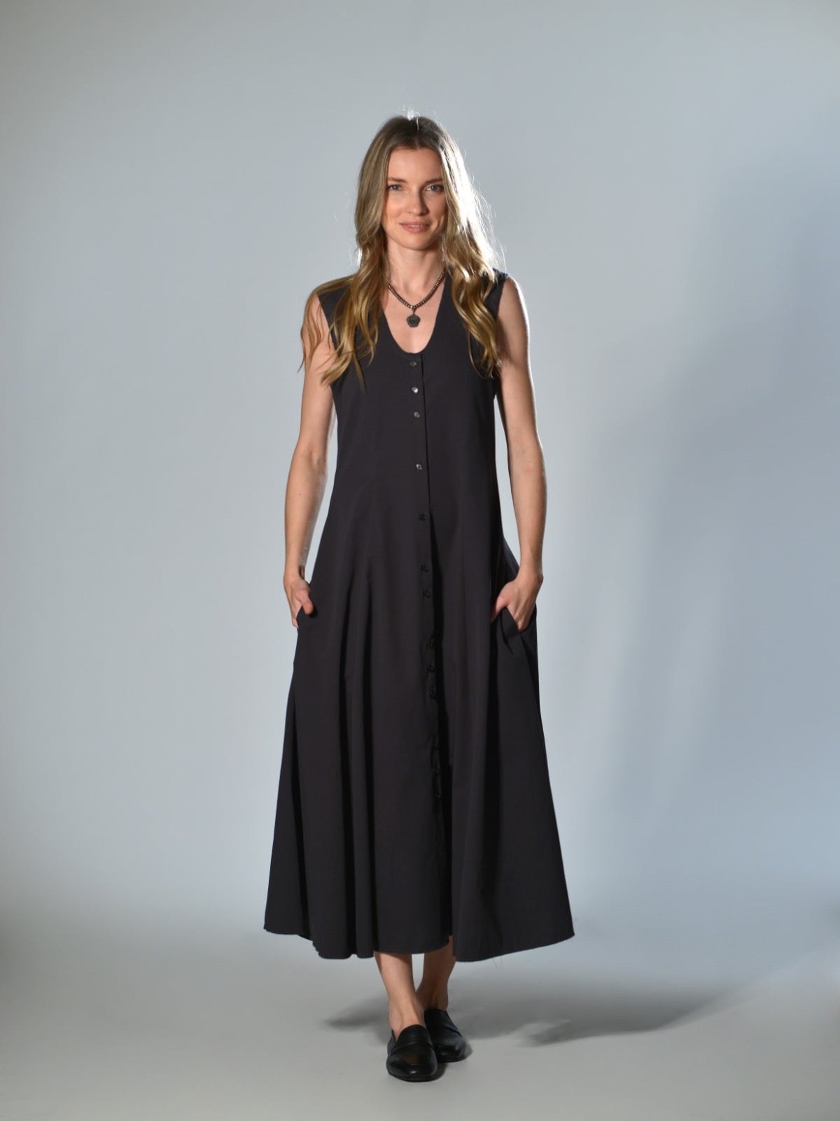 Abito nero in lino e viscosa con scollo a V sul davanti e linea svasata, chiusura con bottoni, vestibilità regolare Marina Lari