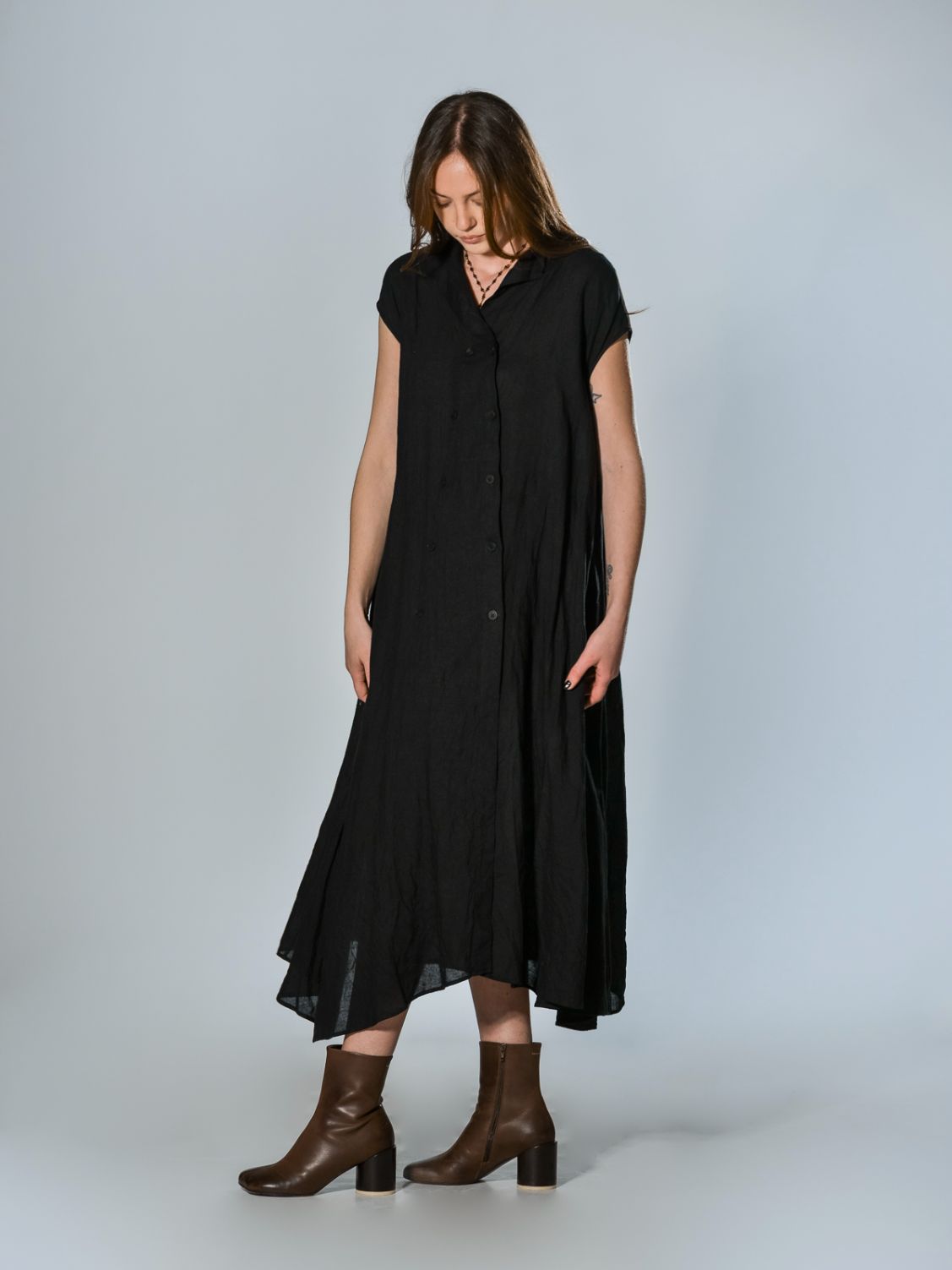 Abito over senza maniche in lino effetto stropicciato con scollo a V e chiusura doppiopetto, linea svasata con coulisse interna colore nero - FORME D’EXPRESSION