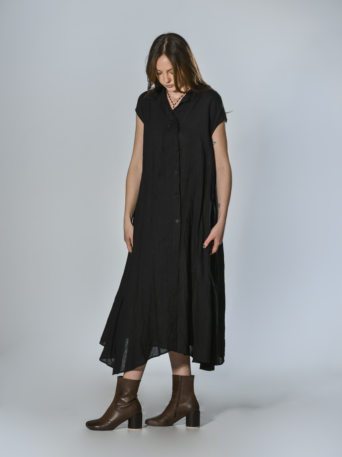 Abito over senza maniche in lino effetto stropicciato con scollo a V e chiusura doppiopetto, linea svasata con coulisse interna colore nero - FORME D’EXPRESSION