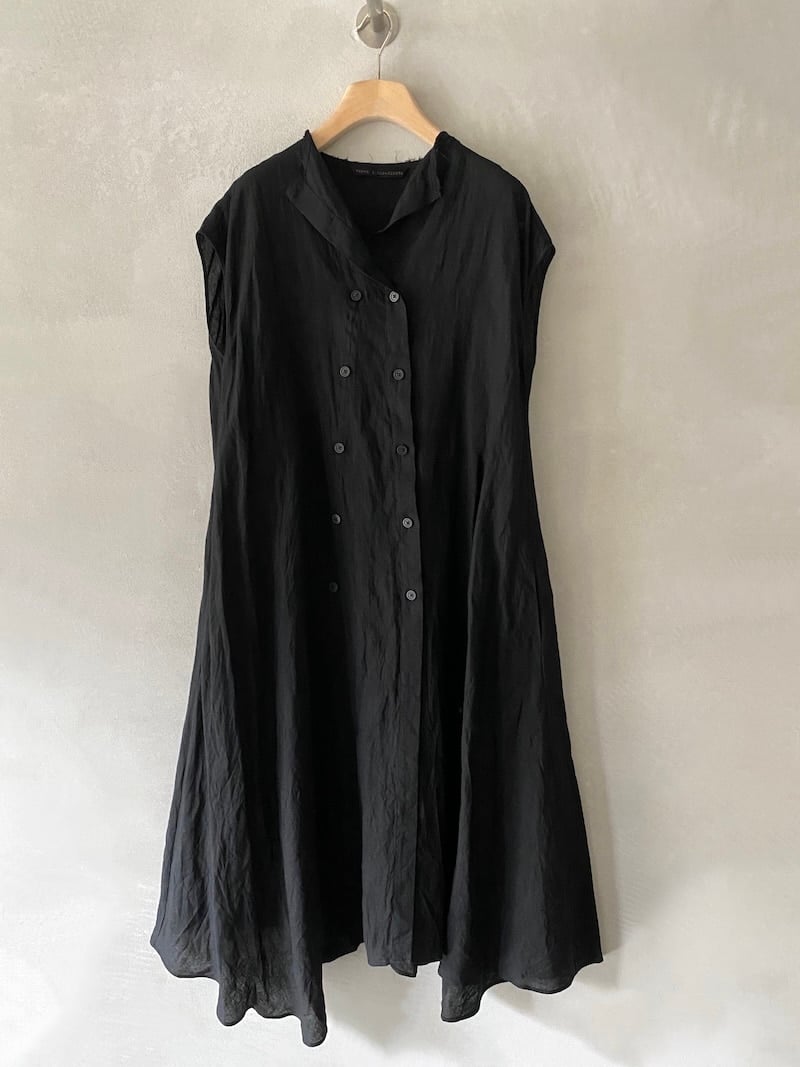 Abito over senza maniche in lino effetto stropicciato con scollo a V e chiusura doppiopetto, linea svasata con coulisse interna colore nero - FORME D’EXPRESSION