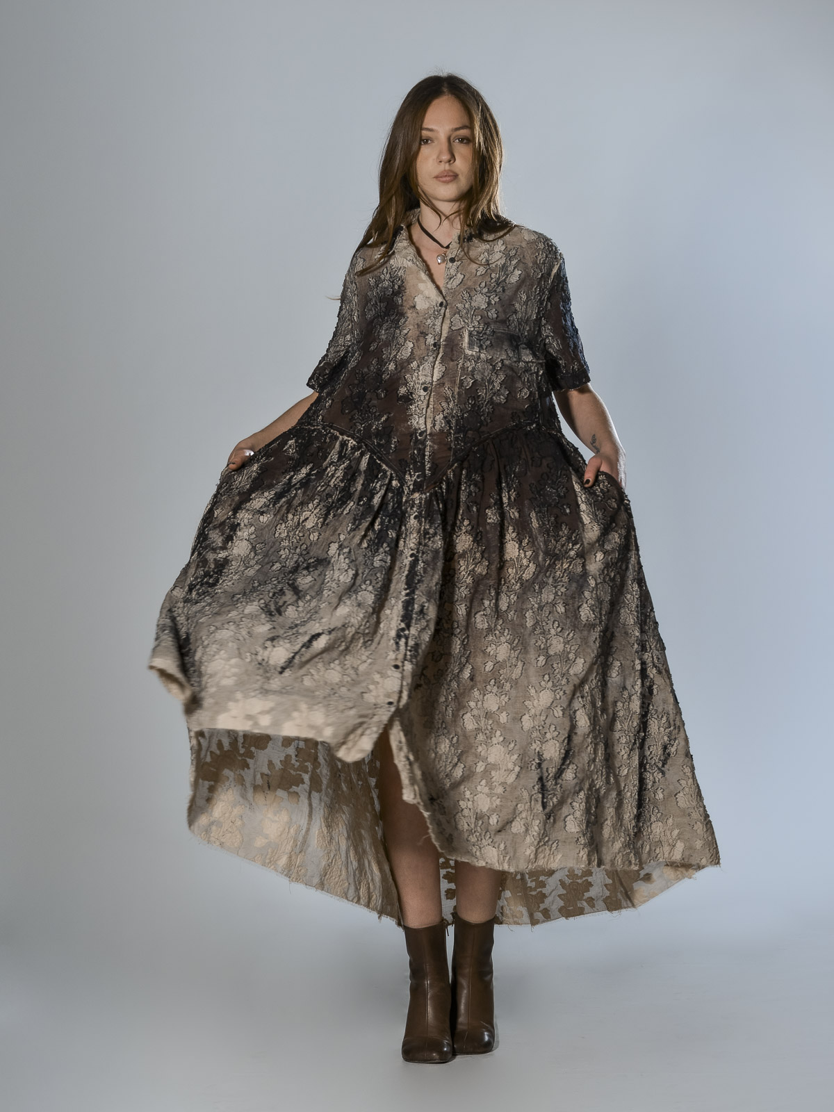 Abito oversize hand-painted in cotone devoré floreale con collo coreano asimmetrico e bottoni frontali SERIE NUMERICA