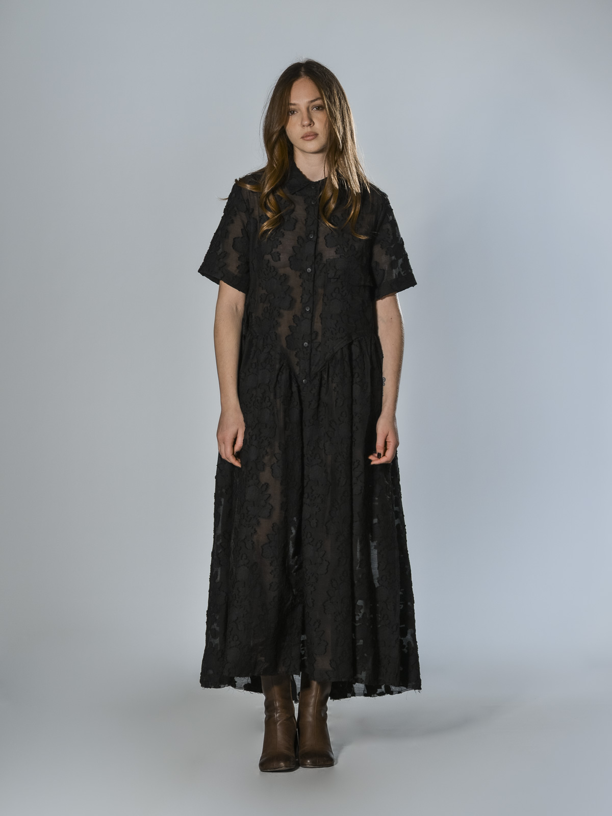 Abito oversize nero in cotone devoré floreale con collo coreano asimmetrico e bottoni frontali SERIE NUMERICA