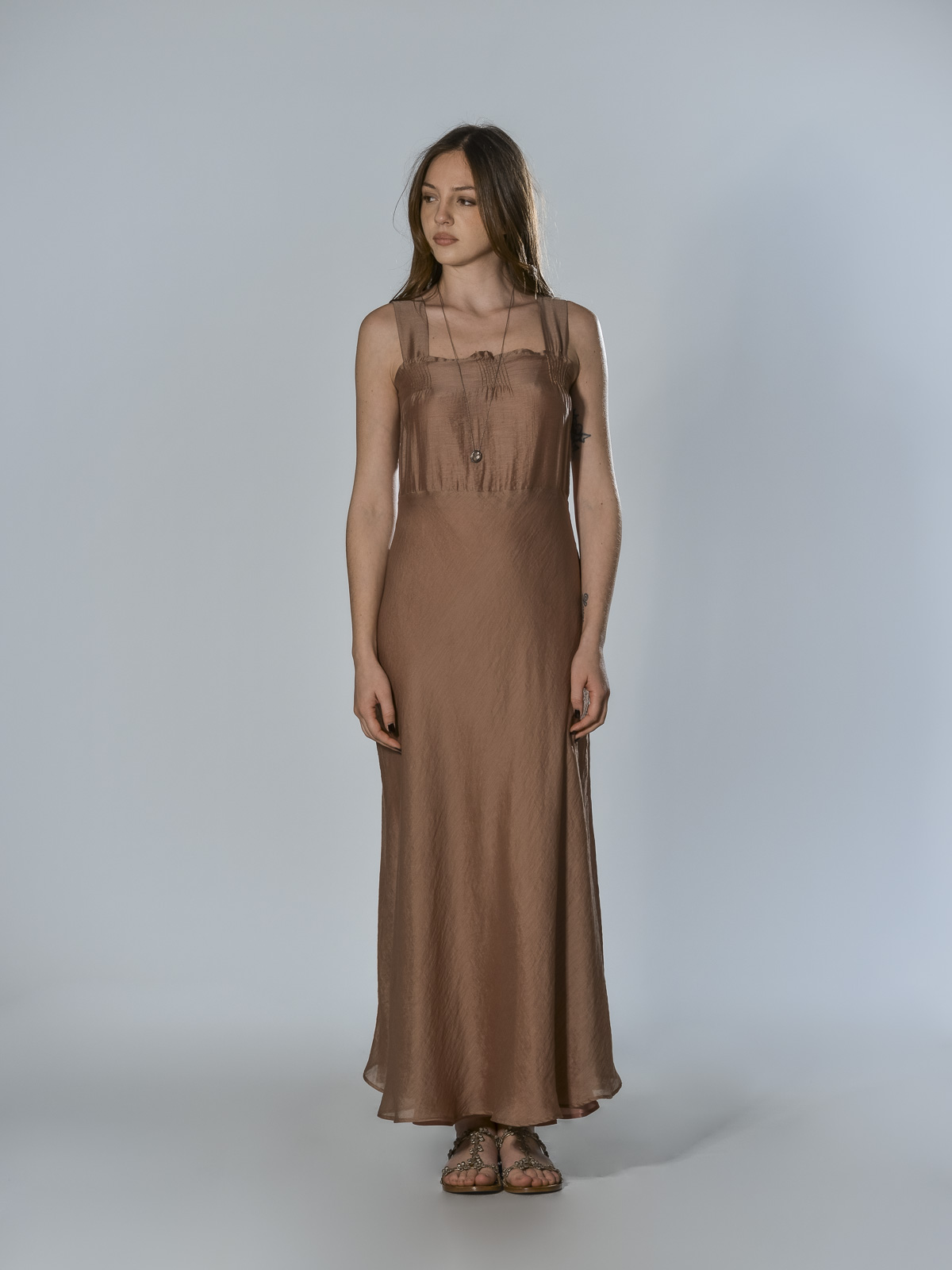 Abito rosa in seta foderato con scollo dritto e spalline larghe, linea svasata e cintura sul retro Minina