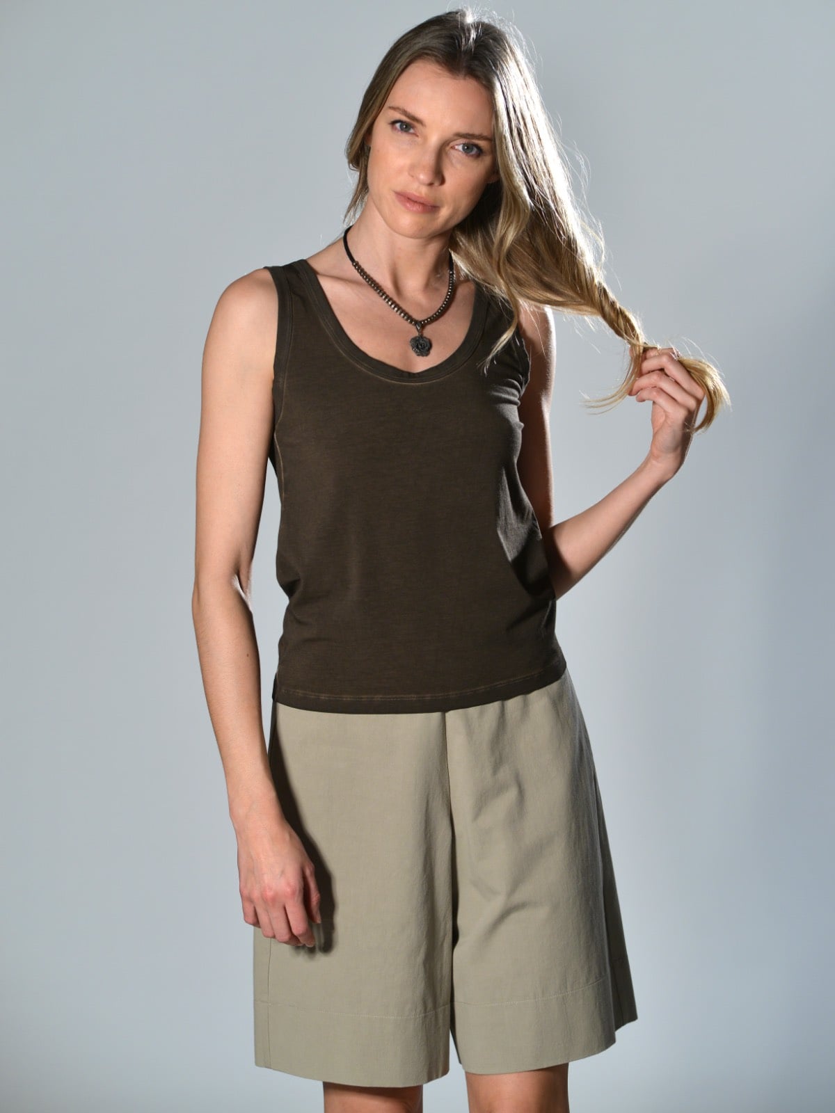 Bermuda beige mastice in cotone e lino con vita elastica sul retro e gamba leggermente svasata, vestibilità regolare Marina Lari