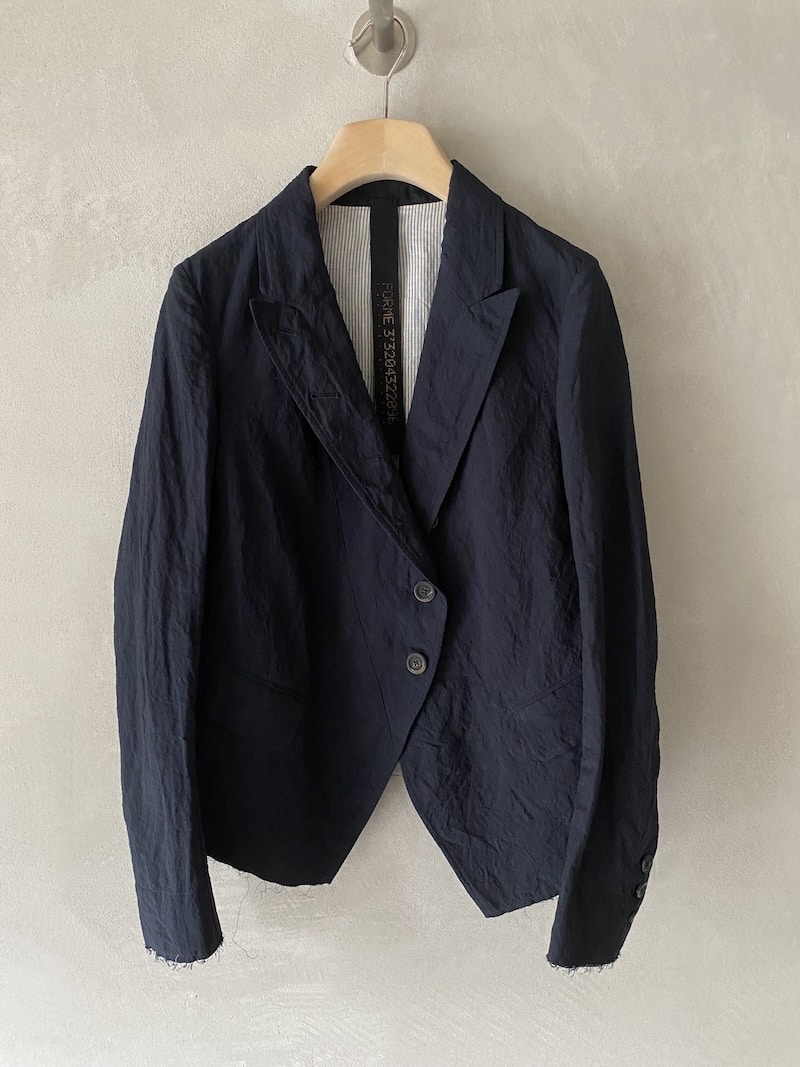 Blazer corto in lino e cotone effetto stropicciato con rever classico, linea asimmetrica e fondo a taglio vivo colore navy - FORME D’EXPRESSION