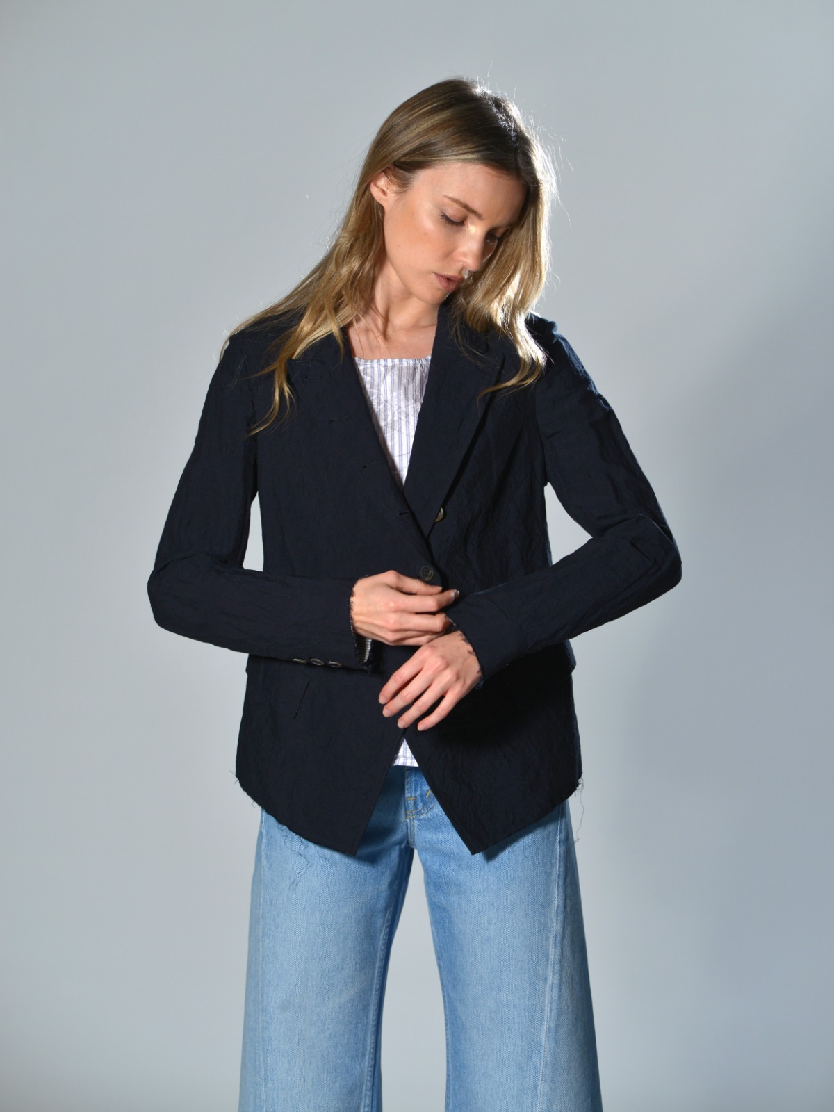 Blazer corto in lino e cotone effetto stropicciato con rever classico, linea asimmetrica e fondo a taglio vivo colore navy - FORME D’EXPRESSION