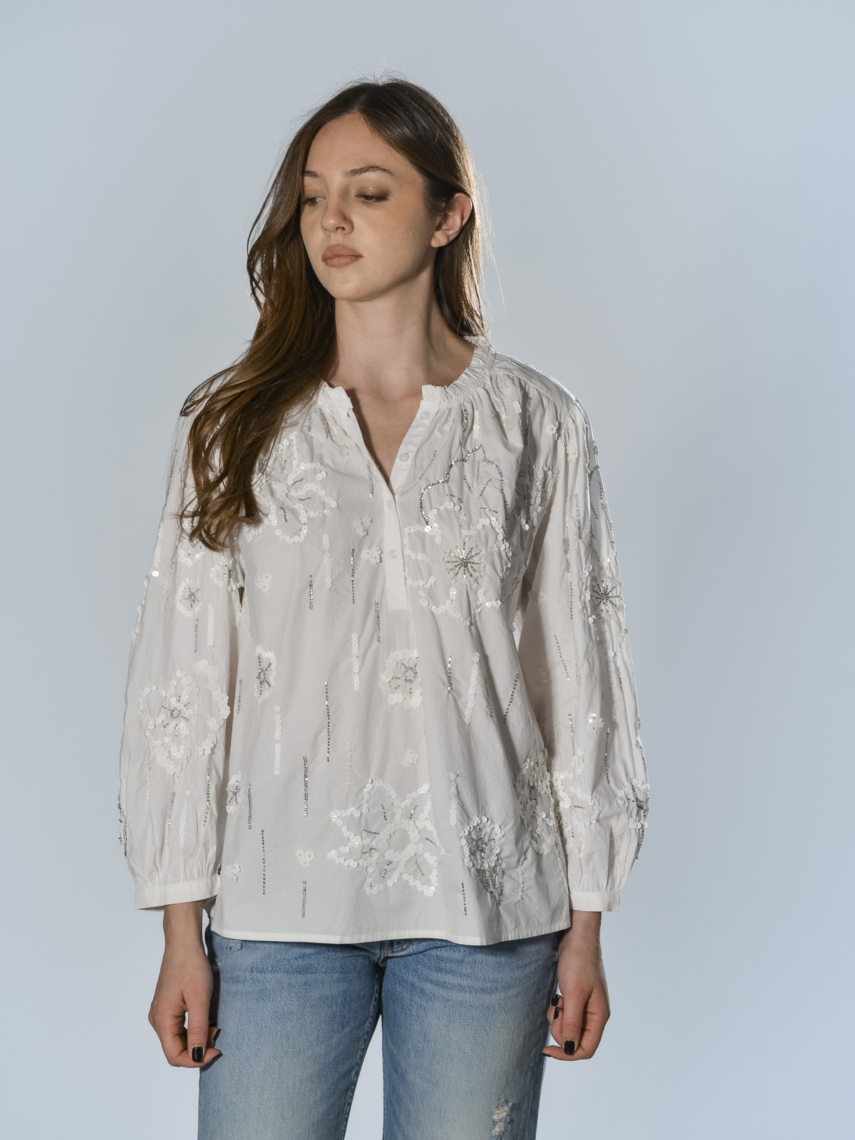 Blusa bianca in cotone con ricami e paillettes tono su tono, scollo a V con colletto arricciato e linea svasata MSM Milano