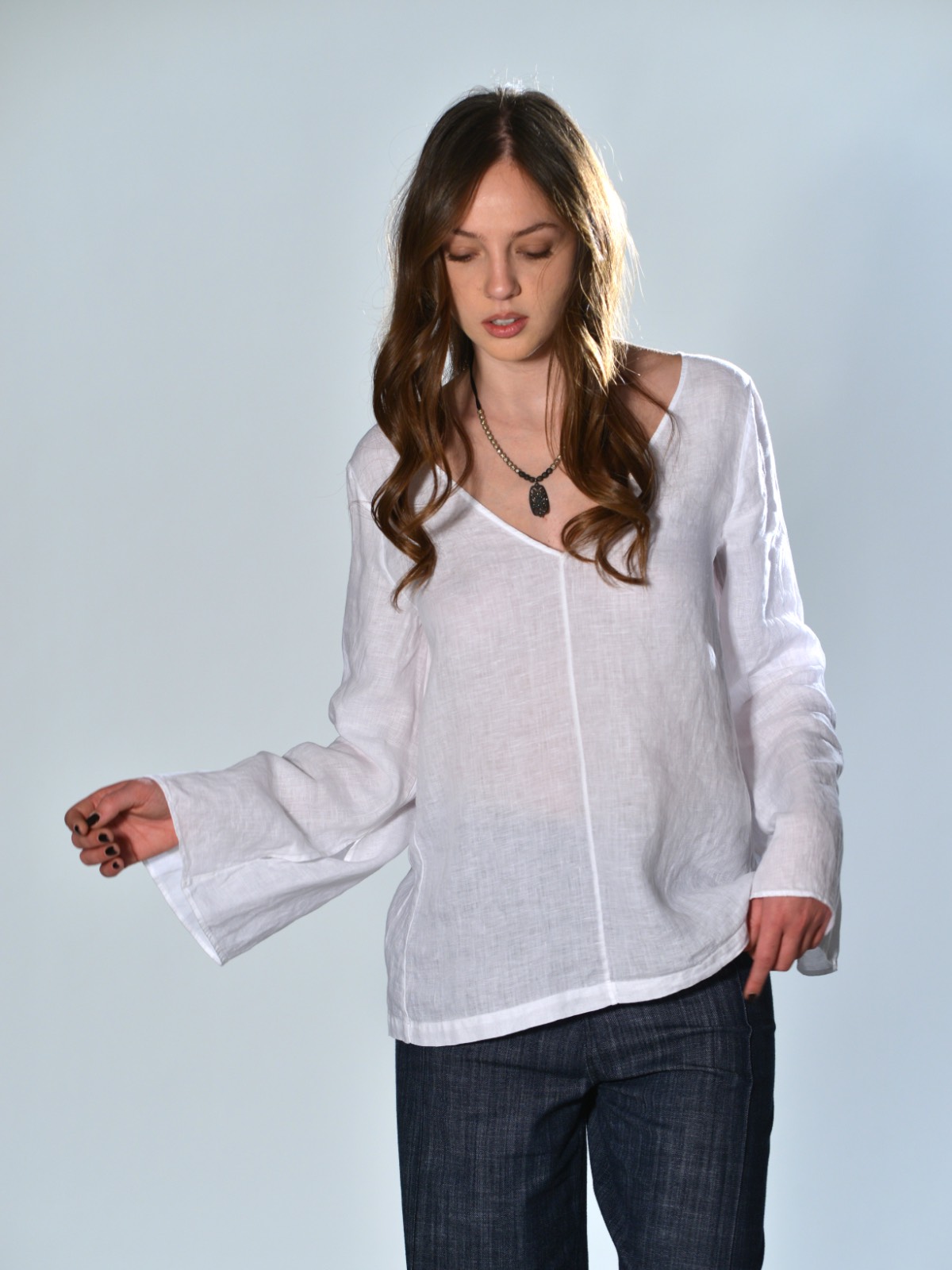 Blusa bianca in lino dalla linea svasata con scollo a V e maniche a campana, vestibilità morbida MSM Milano