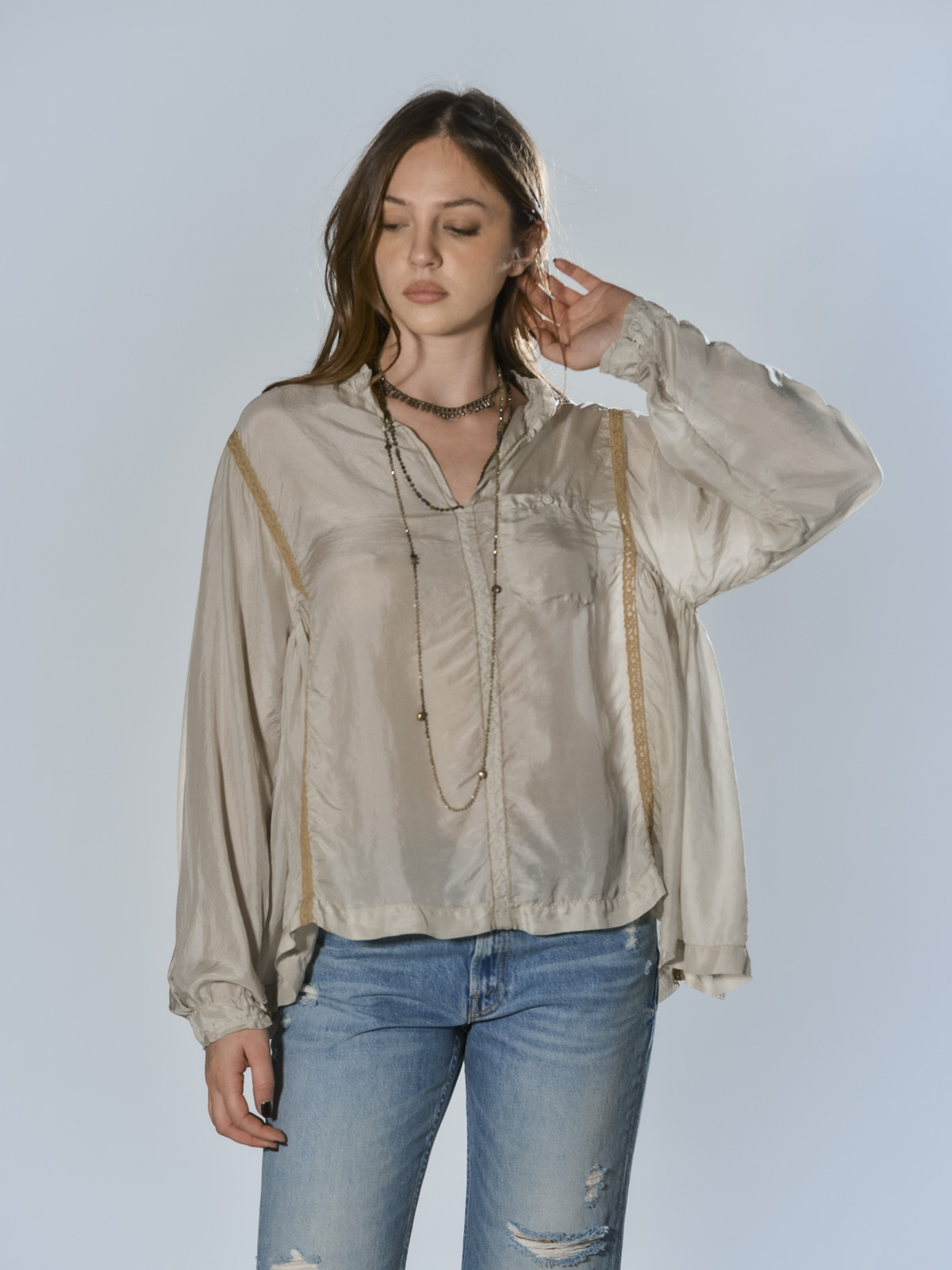 Blusa over beige in seta habotai tinto in capo con collo coreano e inserti in pizzo, manica lunga e linea morbida Minina