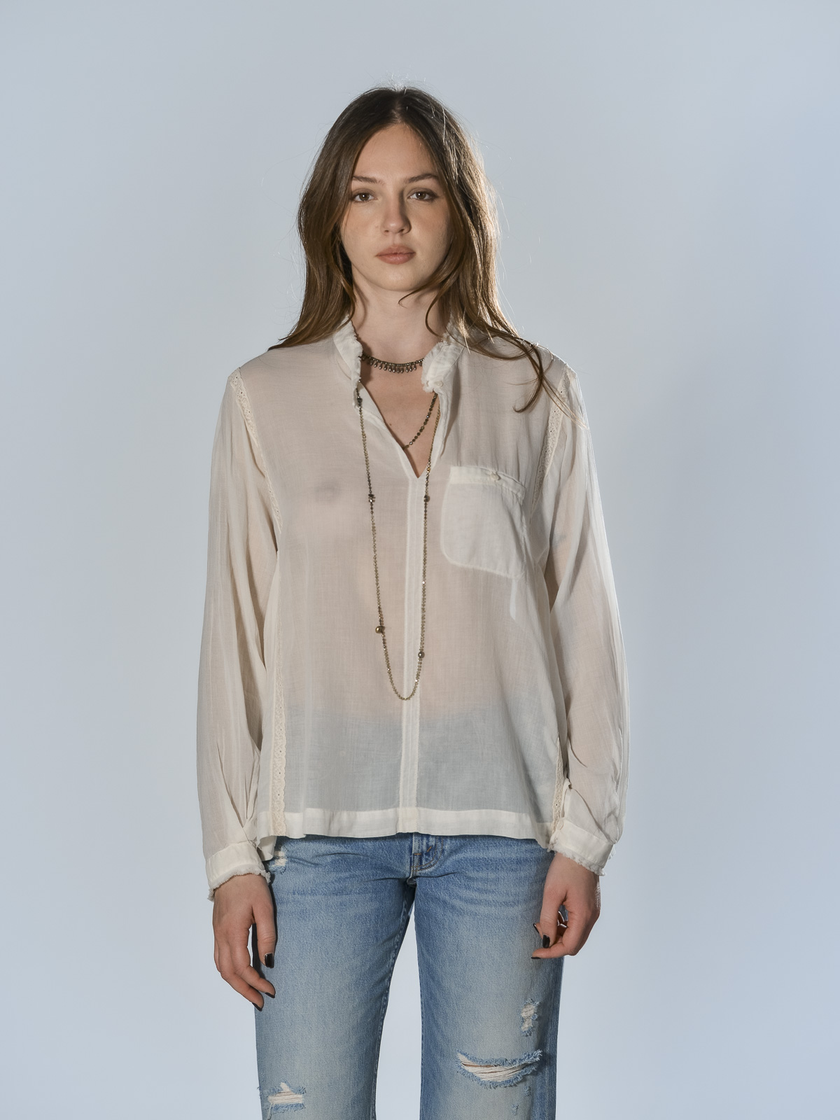 Blusa over bianca in voile di cotone con collo coreano e inserti in pizzo, manica lunga e linea morbida Minina