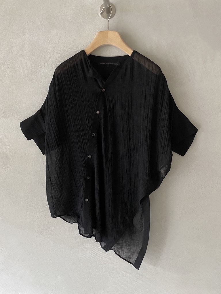 Asymmetrical shirt in semi-sheer cotton and silk with pleated surface, open collar and wide short sleeves with pointed hem in black - FORME D’EXPRESSION