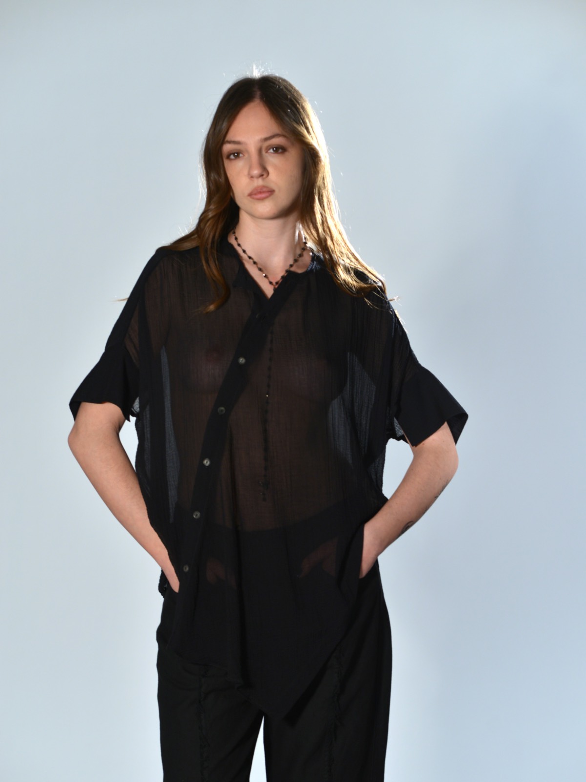 Camicia asimmetrica in cotone e seta semi-trasparente con superficie plissé, colletto aperto e manica corta ampia con fondo a punte colore nero - FORME D’EXPRESSION
