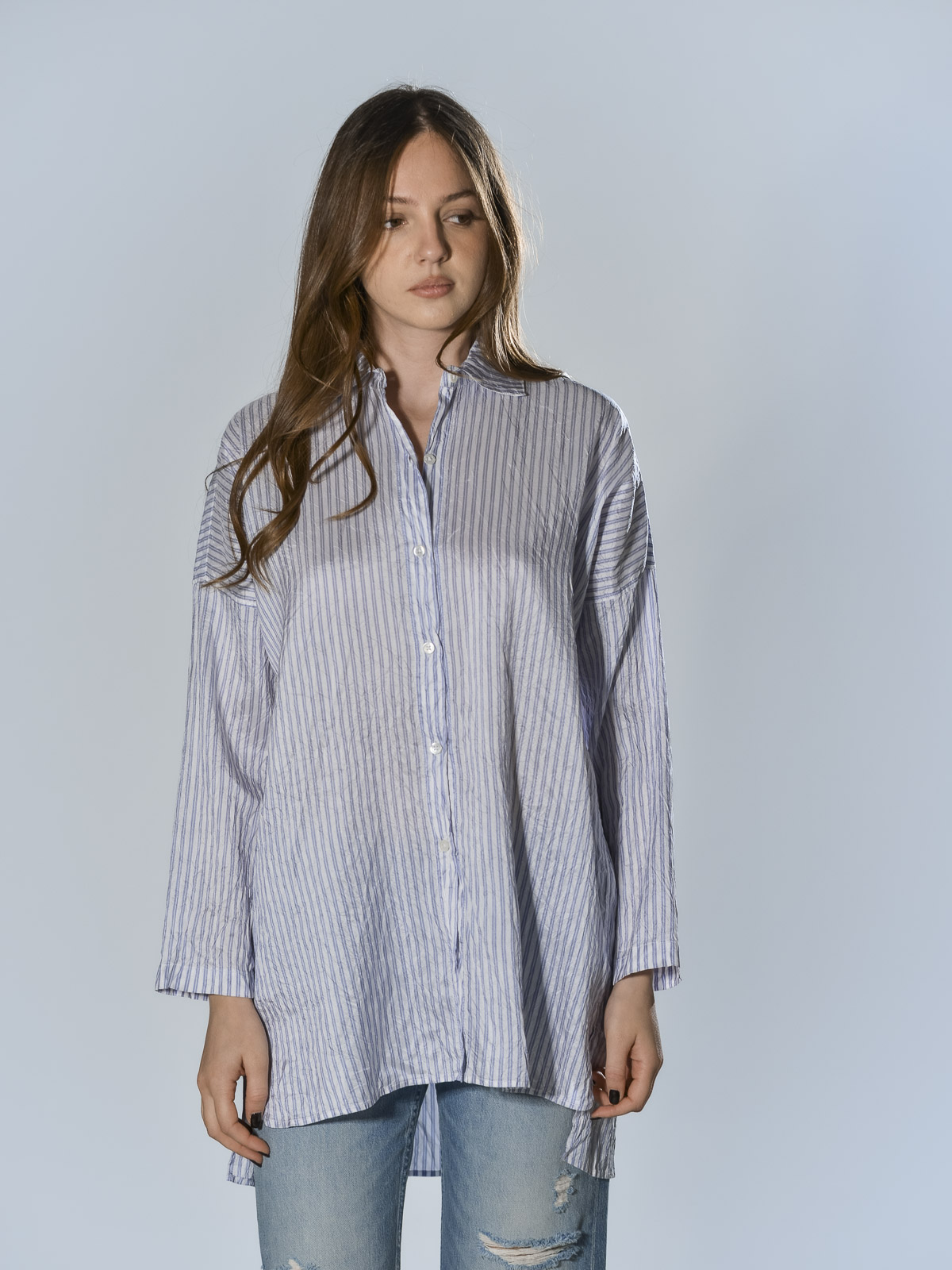Camicia bianca a righe celesti in seta con superficie leggermente stropicciata, colletto classico e linea ampia Christian Peau