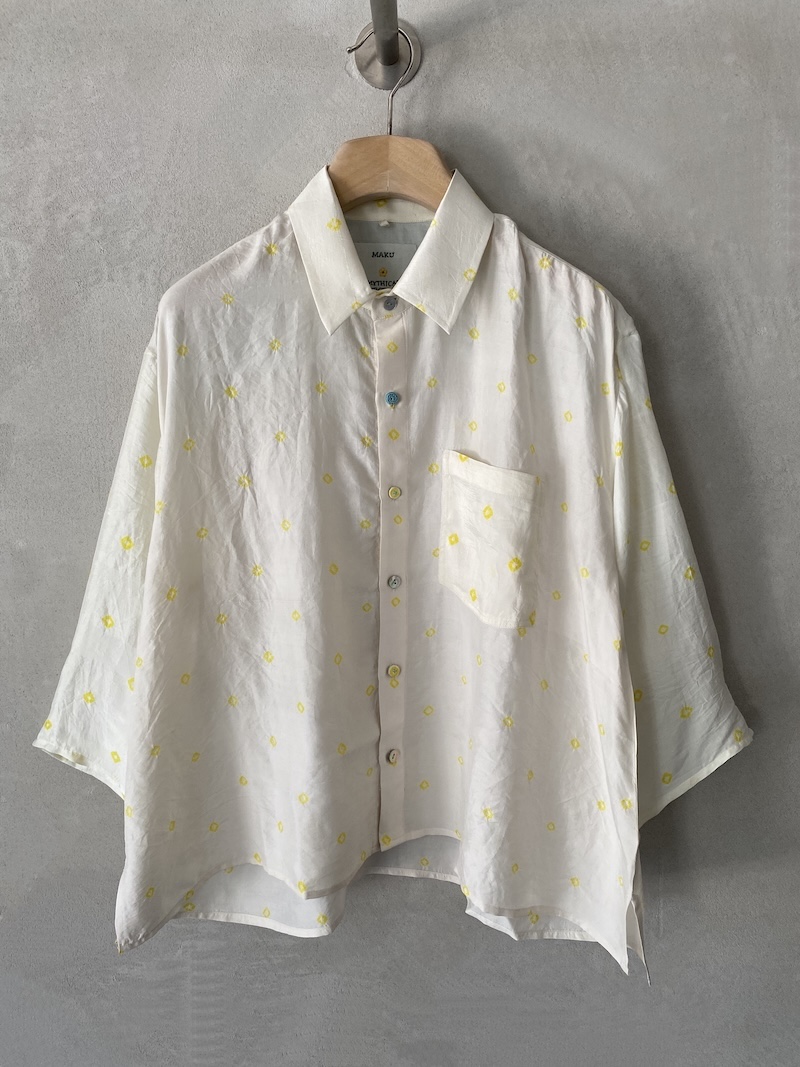 Camicia bianca con disegni gialli in seta shibori tinta a mano con colletto classico e manica tre quarti, linea morbida Maku