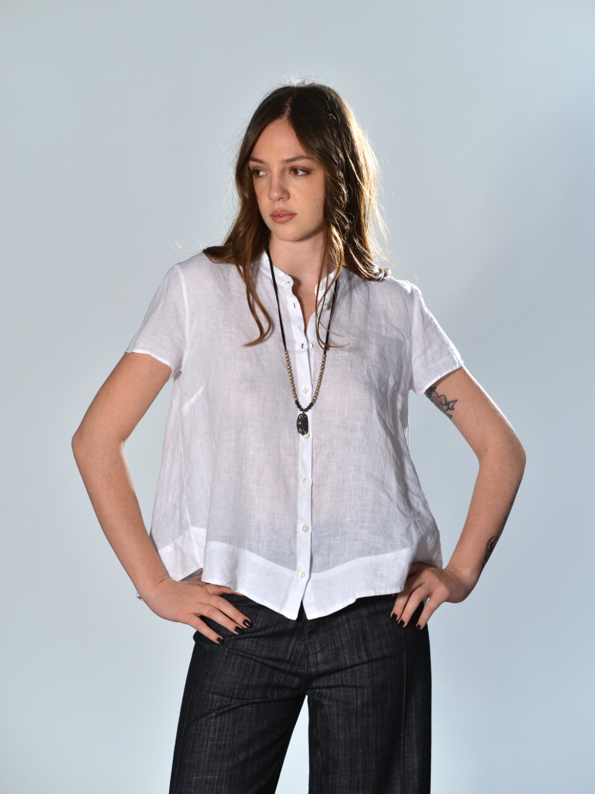 Camicia bianca MSM Milano in lino a maniche corte con colletto coreano e linea leggermente svasata, chiusura con bottoni MSM Milano