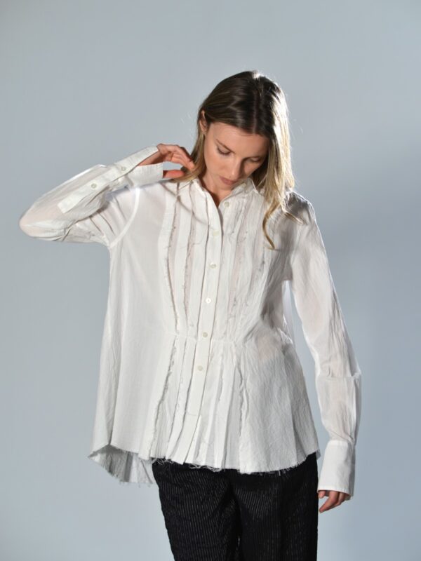 Camicia in cotone leggero con effetto stropicciato, colletto classico, manica lunga con polsino alto e fondo arrotondato sfilacciato colore bianco - FORME D’EXPRESSION
