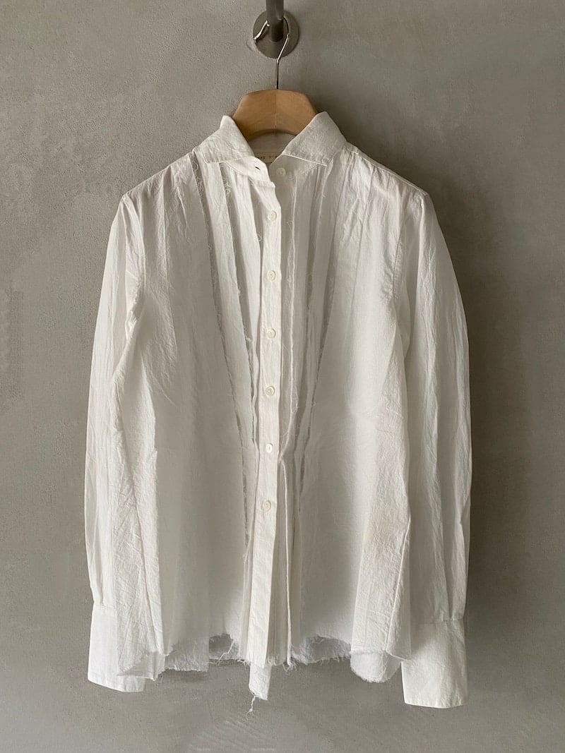 Lightweight cotton shirt with a wrinkled effect, classic collar, long sleeves with high cuffs and a frayed rounded hem, white - FORME D’EXPRESSION