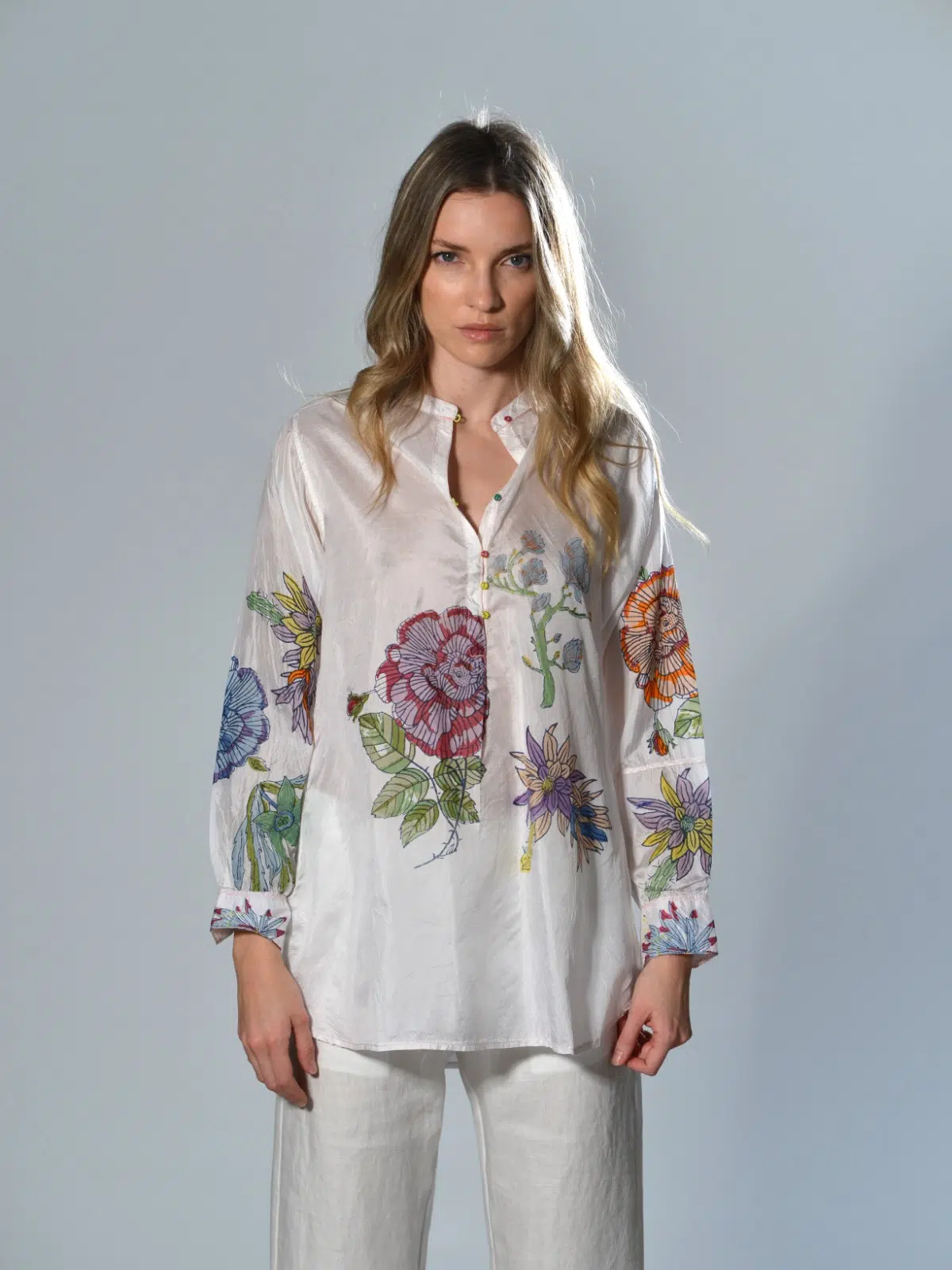 Camicia in seta stampata a mano con tecnica block print, collo coreano, manica lunga con polso e bottone, fondo arrotondato colore block print - INJIRI