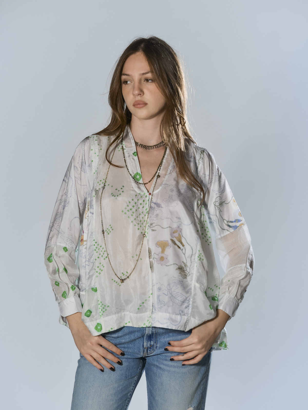 Camicia in seta patchwork con pannelli di sete stampate a mano con tecnica block print, scollo a V senza colletto e manica lunga con polso e bottone colore block print - INJIRI