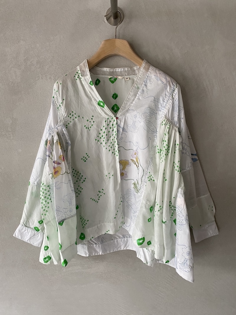 Camicia in seta patchwork con pannelli di sete stampate a mano con tecnica block print, scollo a V senza colletto e manica lunga con polso e bottone colore block print - INJIRI