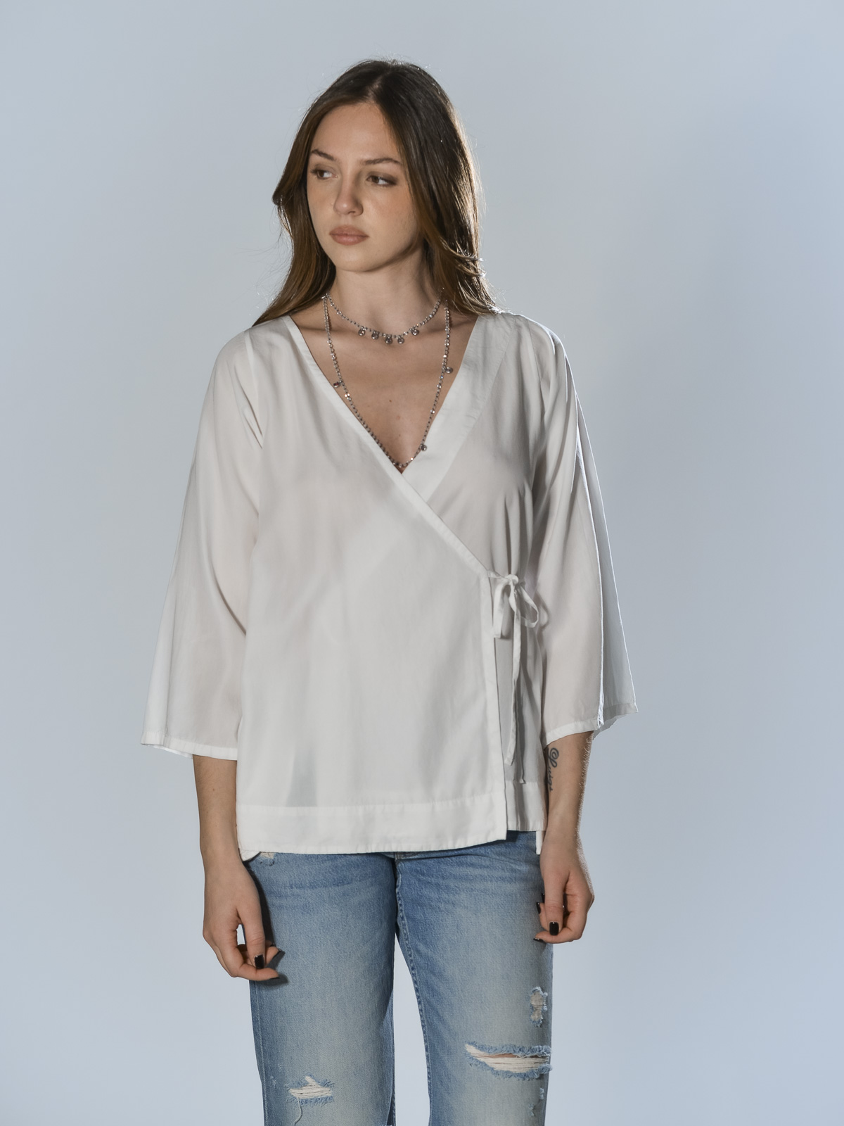 Camicia incrociata in lyocell con scollo a V e chiusura a portafoglio con laccetti laterali, maniche a 3/4 e tasche laterali inserite in cucitura, colore bianco latte – Barbara Tani