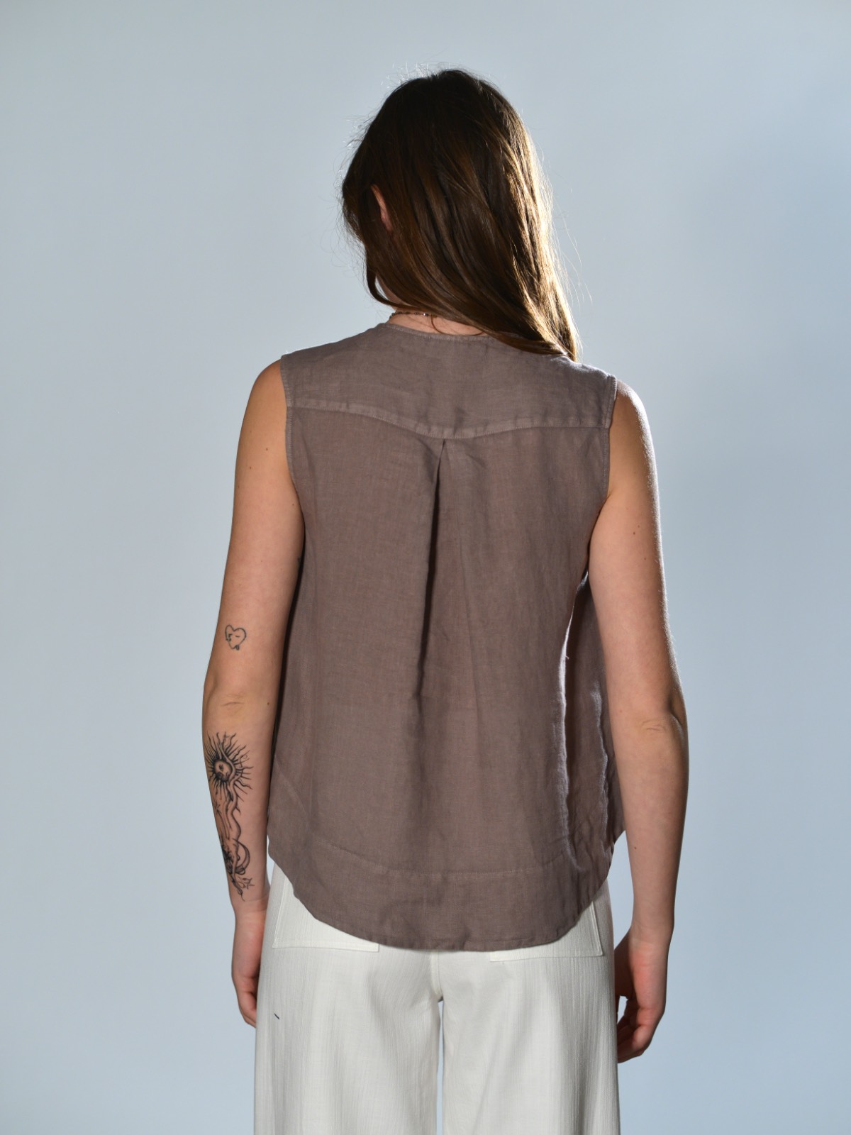 Camicia lavanda senza maniche in lino dalla linea fluida MSM Milano 2