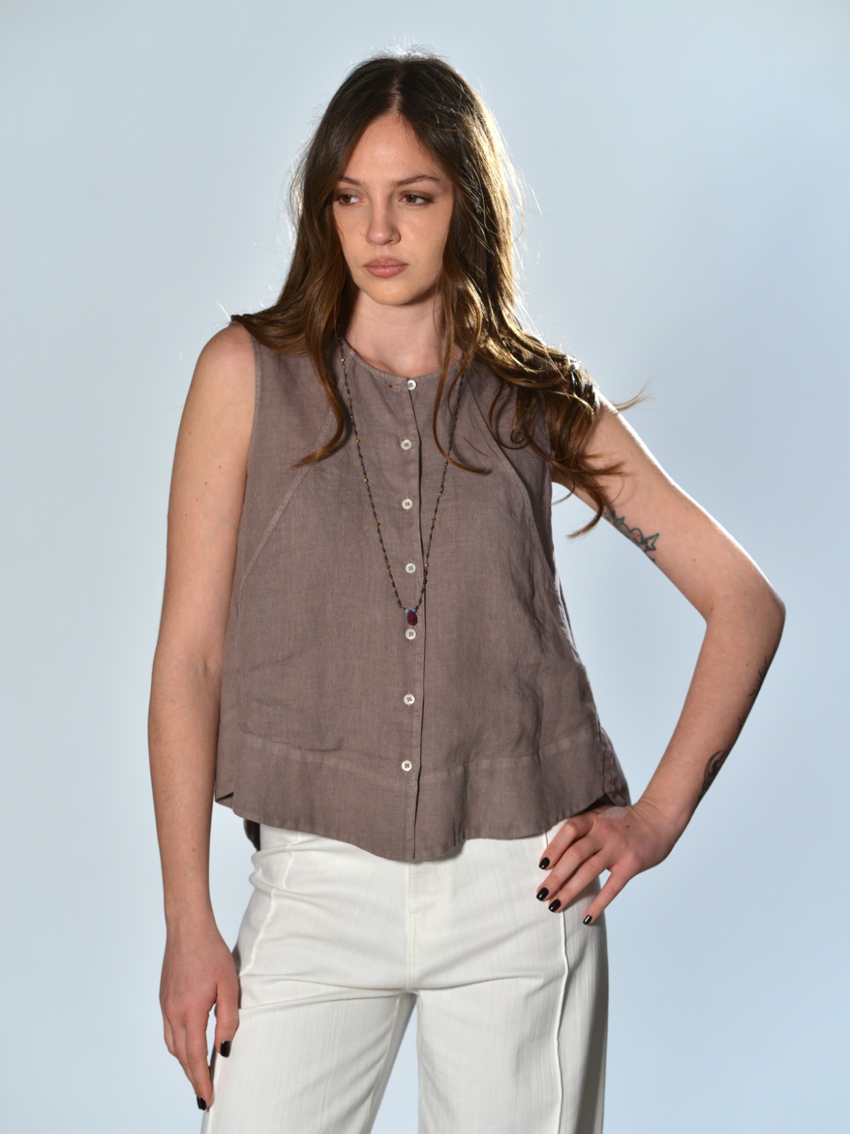 Camicia lavanda senza maniche in lino con scollo tondo e pannello frontale con tasche integrate, linea fluida MSM Milano