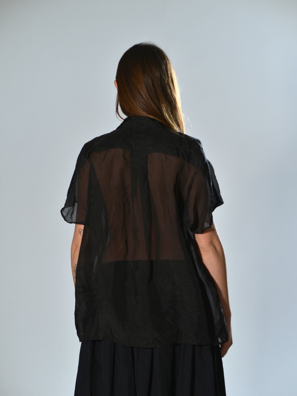 Camicia nera in organza di seta semi trasparente con linea boxy Christian Peau 2