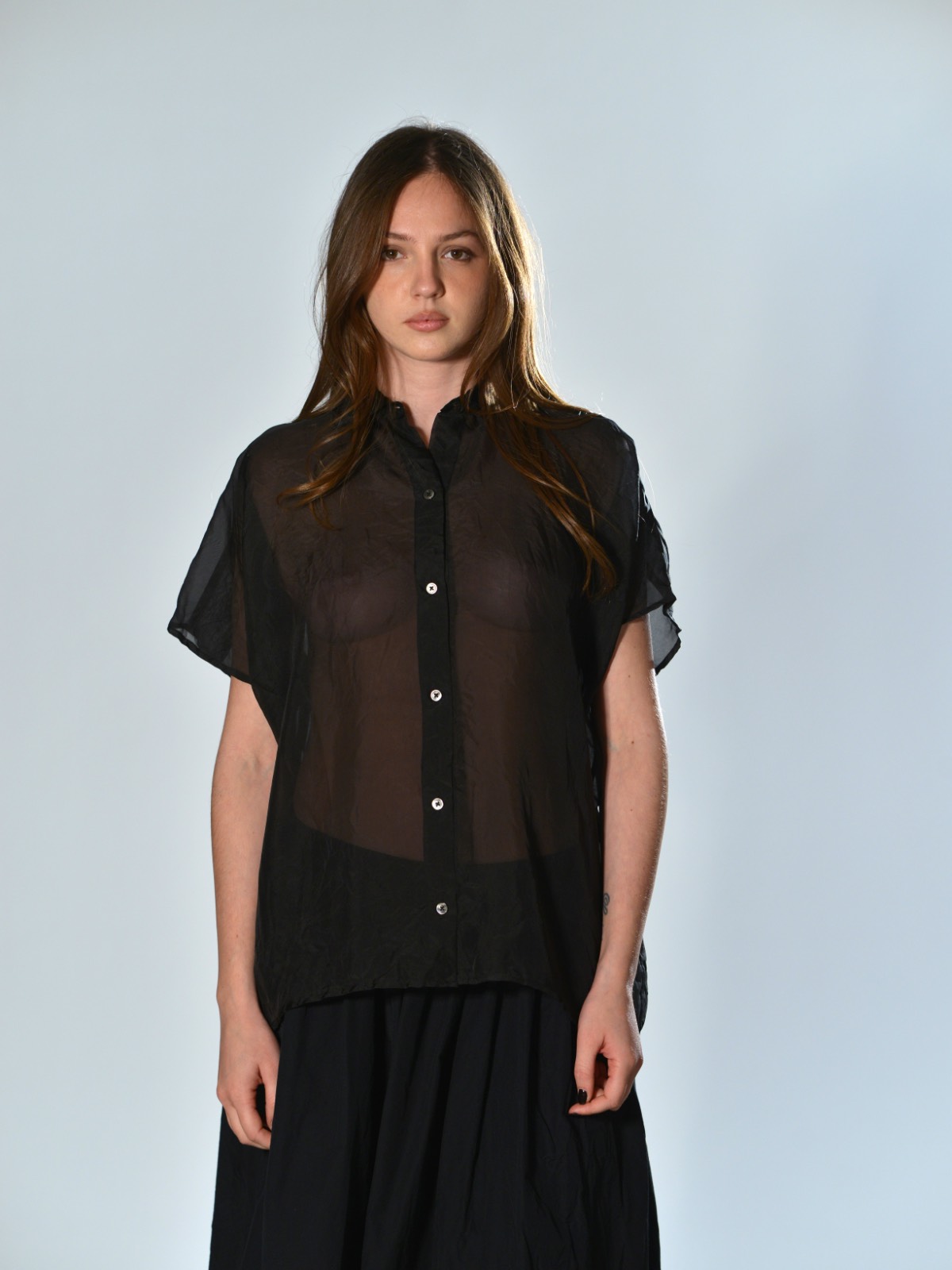 Camicia nera in organza di seta semi trasparente con superficie leggermente stropicciata, manica corta ampia e linea boxy Christian Peau