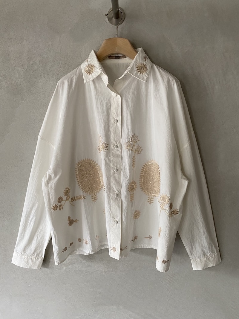 Camicia over in cotone ecru con ricami floreali tono su tono – AO DRESS