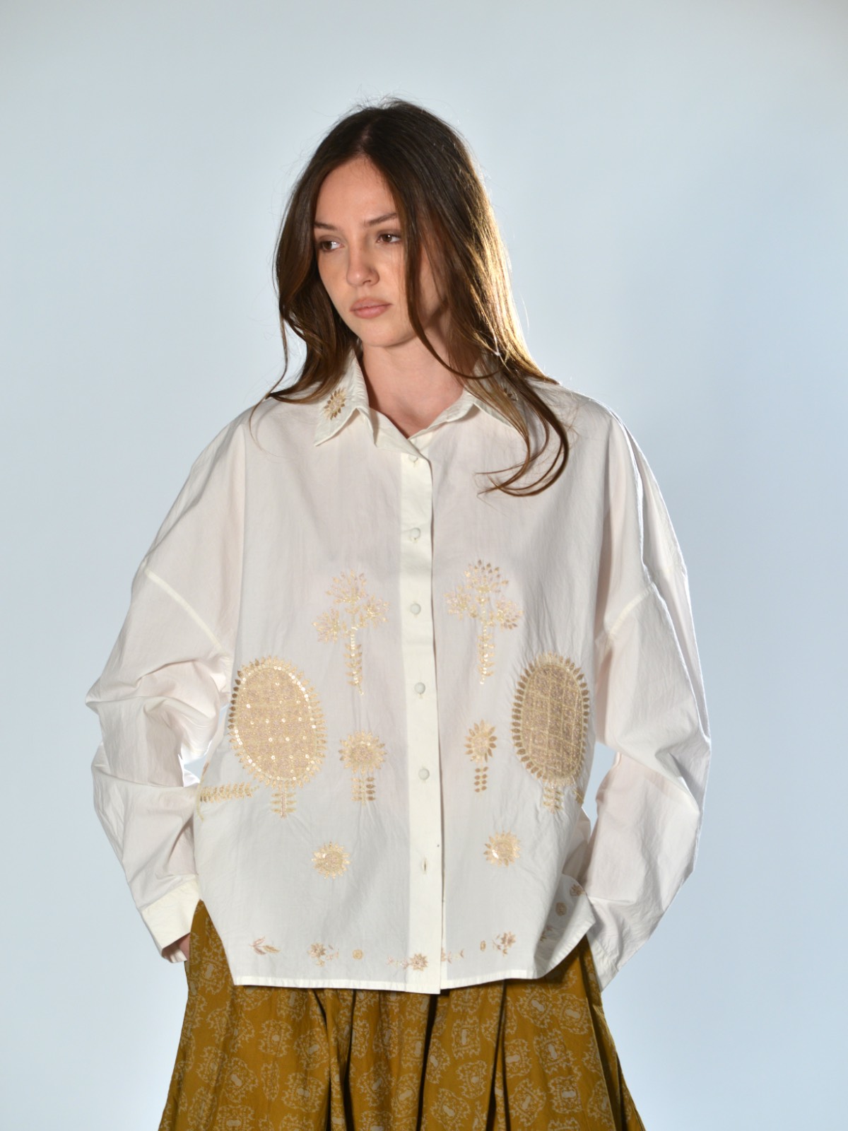 Camicia over in cotone ecru con ricami floreali tono su tono – AO DRESS